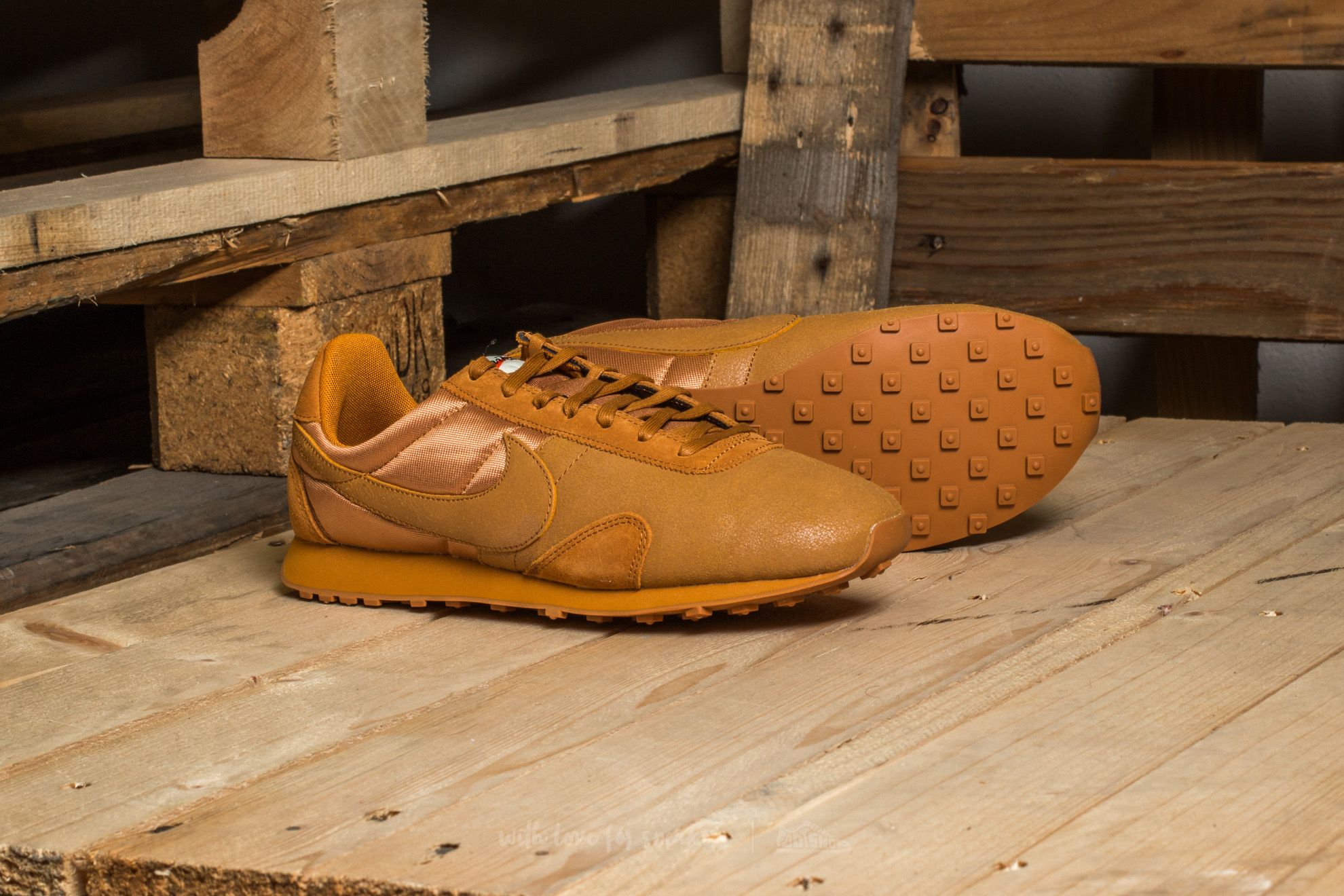 Nike women's pre best sale montreal racer vintage