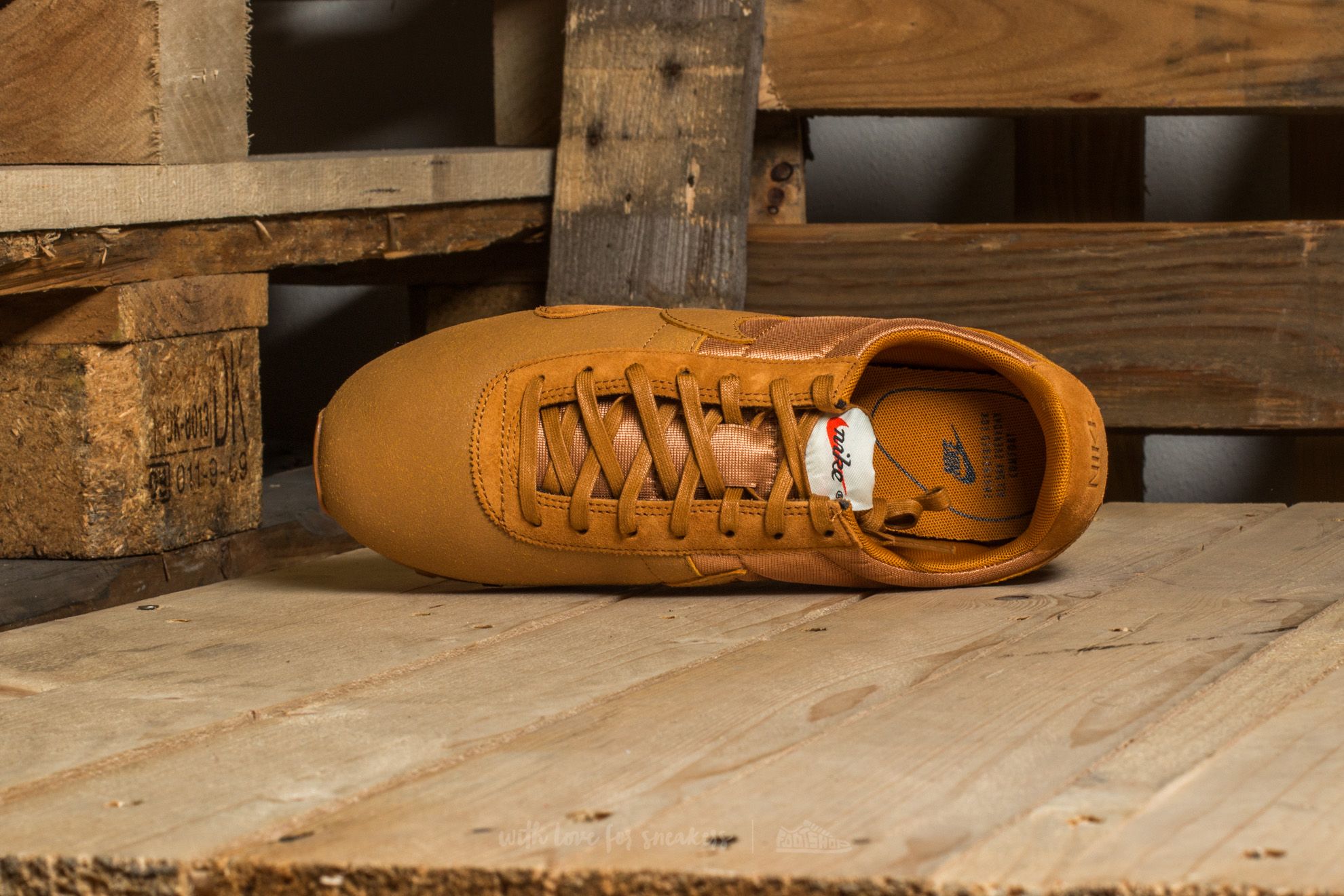 Damesko Nike W Pre Montreal Racer Vintage Premium Desert Ochre/ Desert Ochre