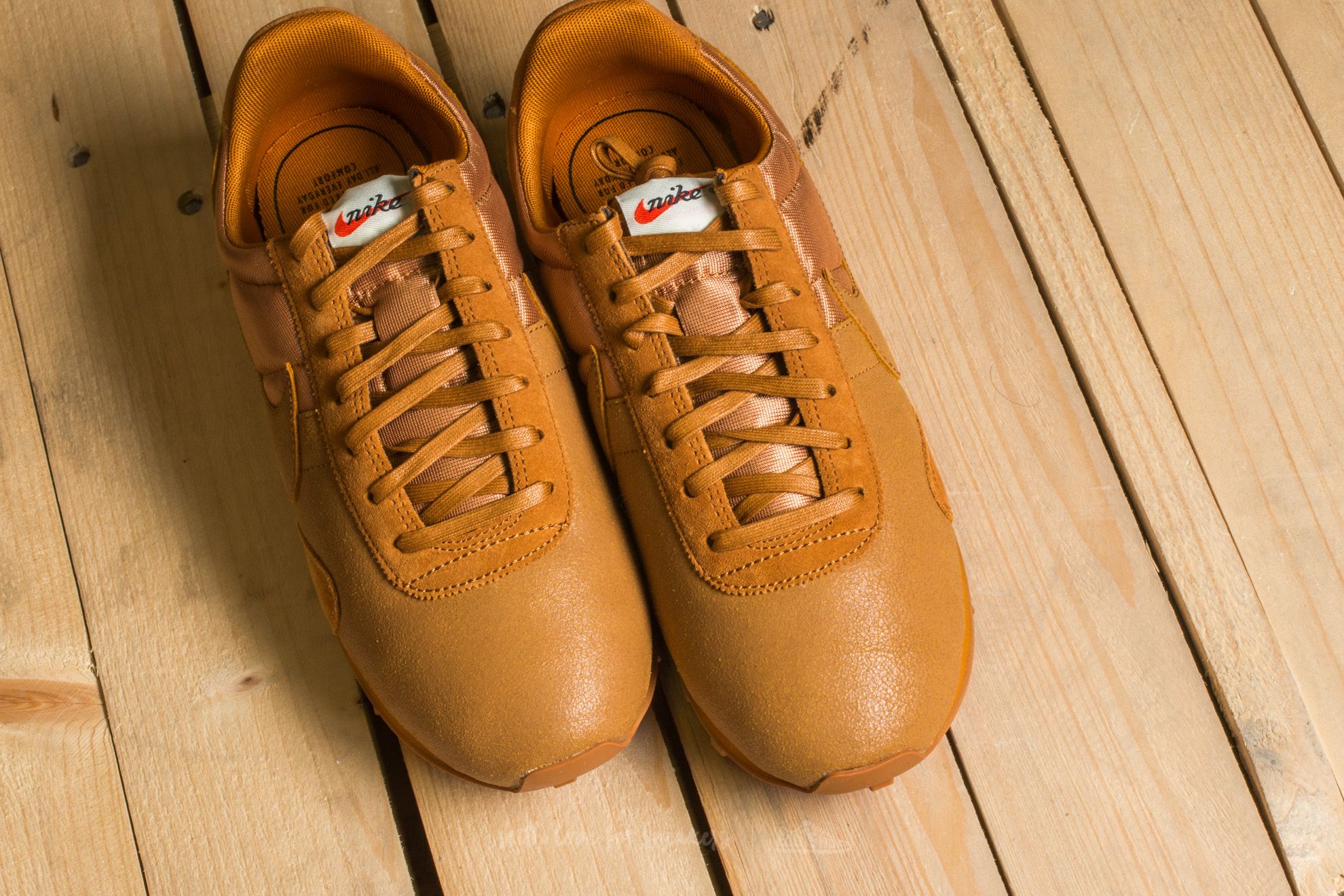 Damesko Nike W Pre Montreal Racer Vintage Premium Desert Ochre/ Desert Ochre