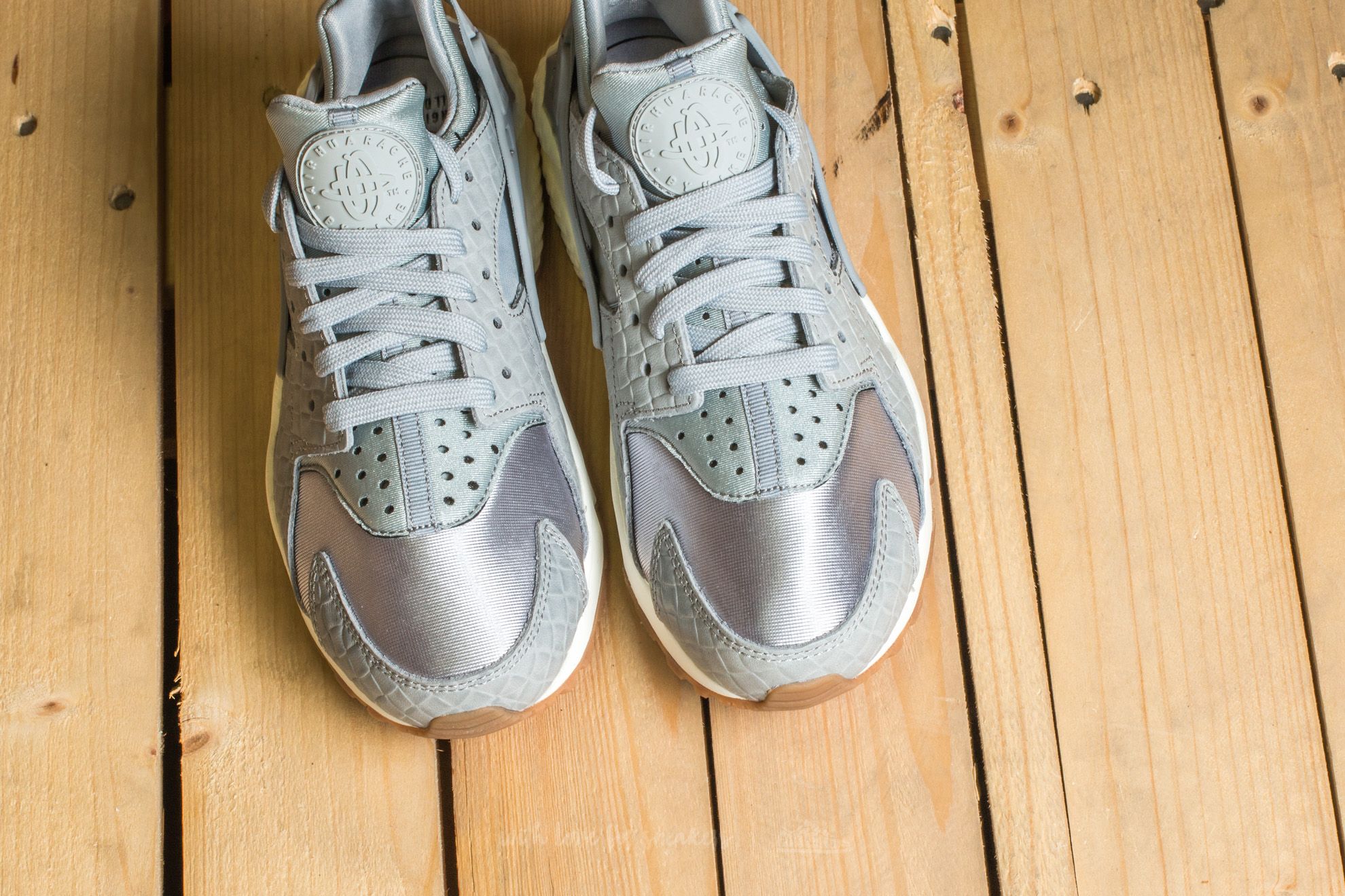 Nike women's air huarache wolf grey top