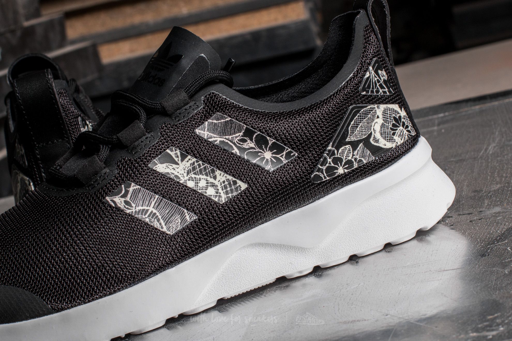 Adidas originals womens zx flux hotsell adv verve trainers core black/core black/white