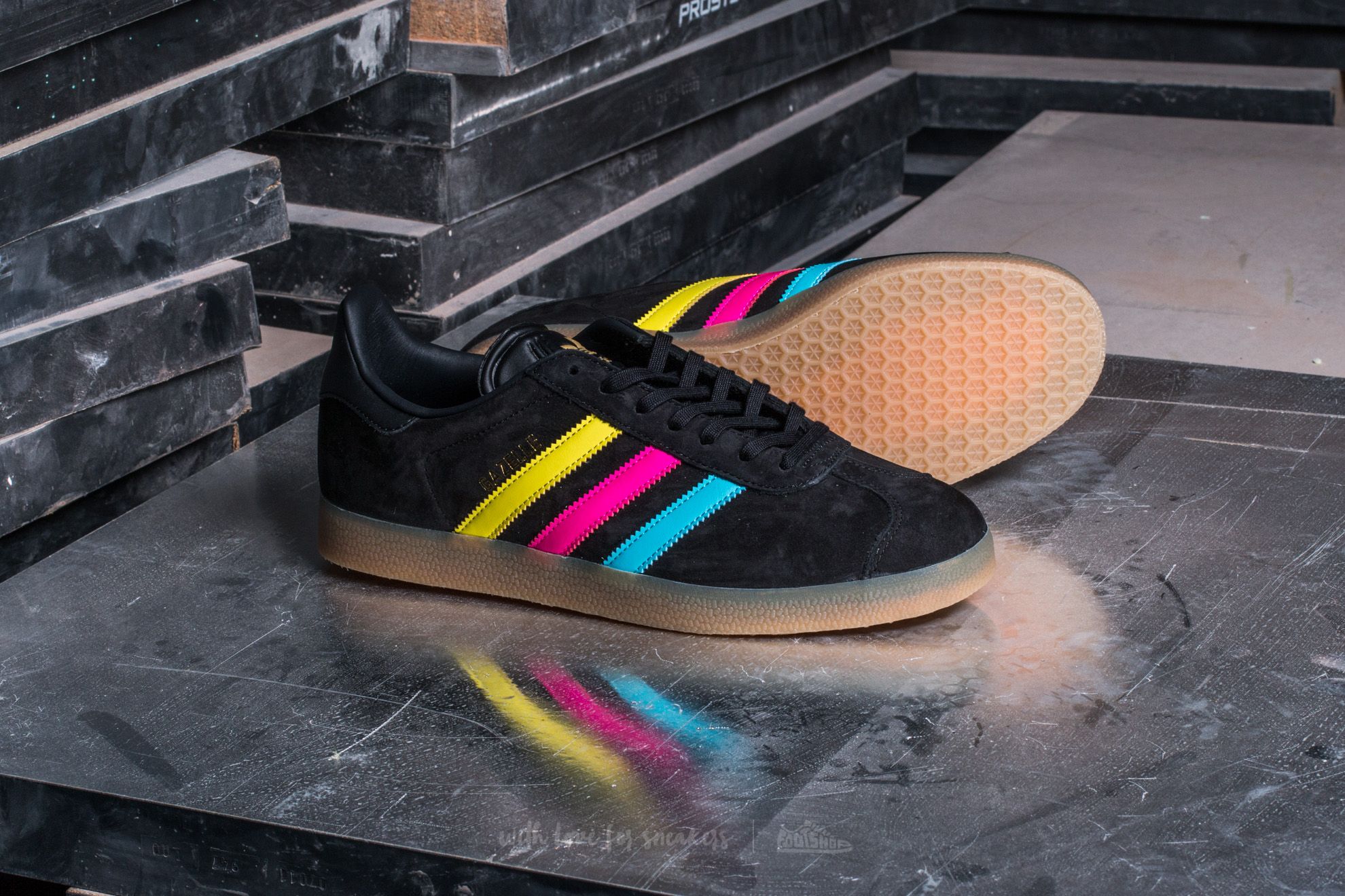 Men's shoes adidas Gazelle Core Black/ Bright Cyan/ Shock Pink