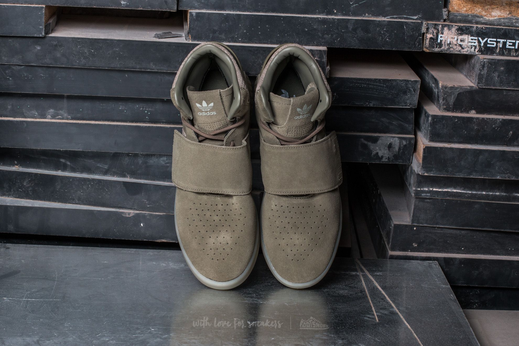 Adidas tubular discount invader strap sesame