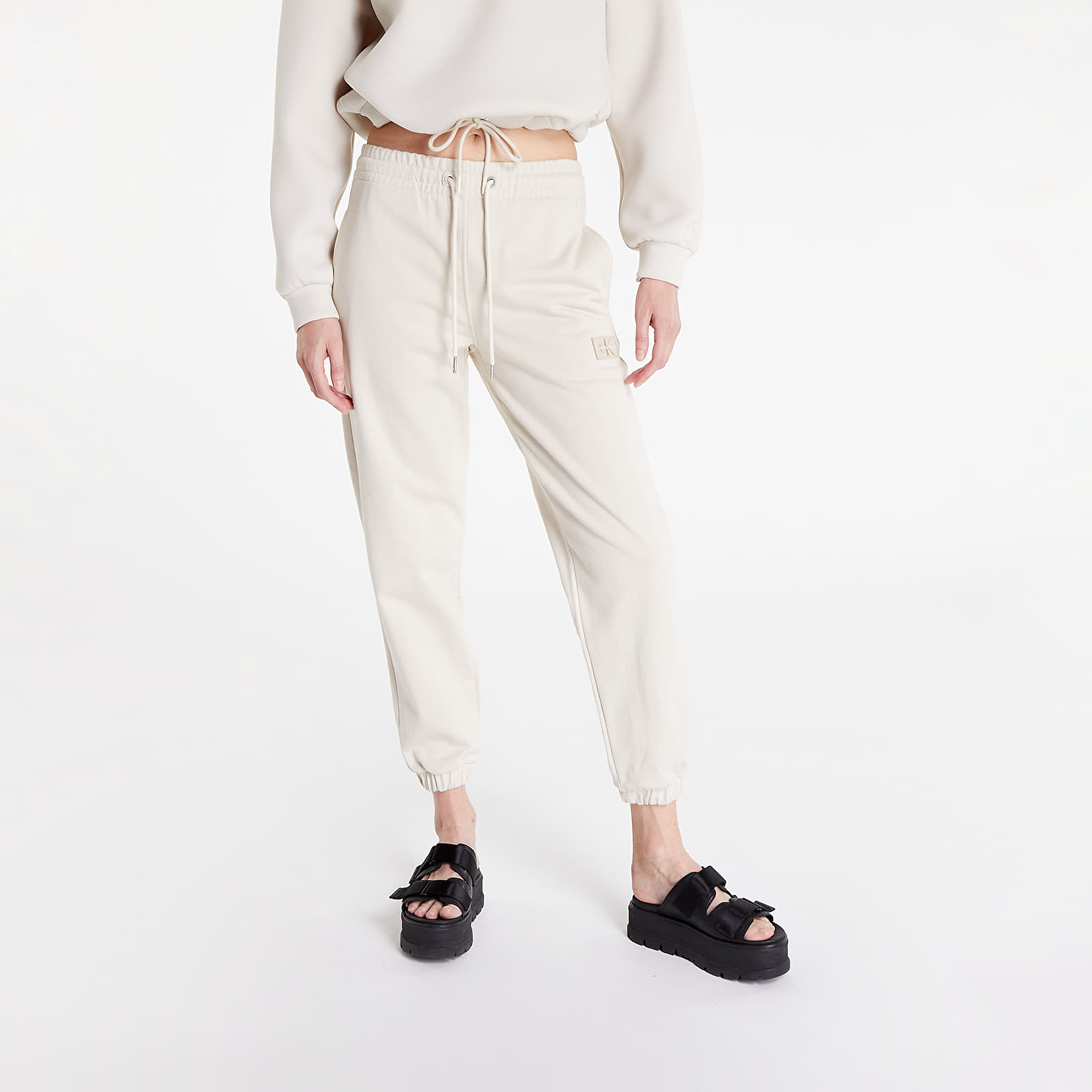 Spodnie Calvin Klein Jeans Badge Cuffed Jogger Pants Eggshell