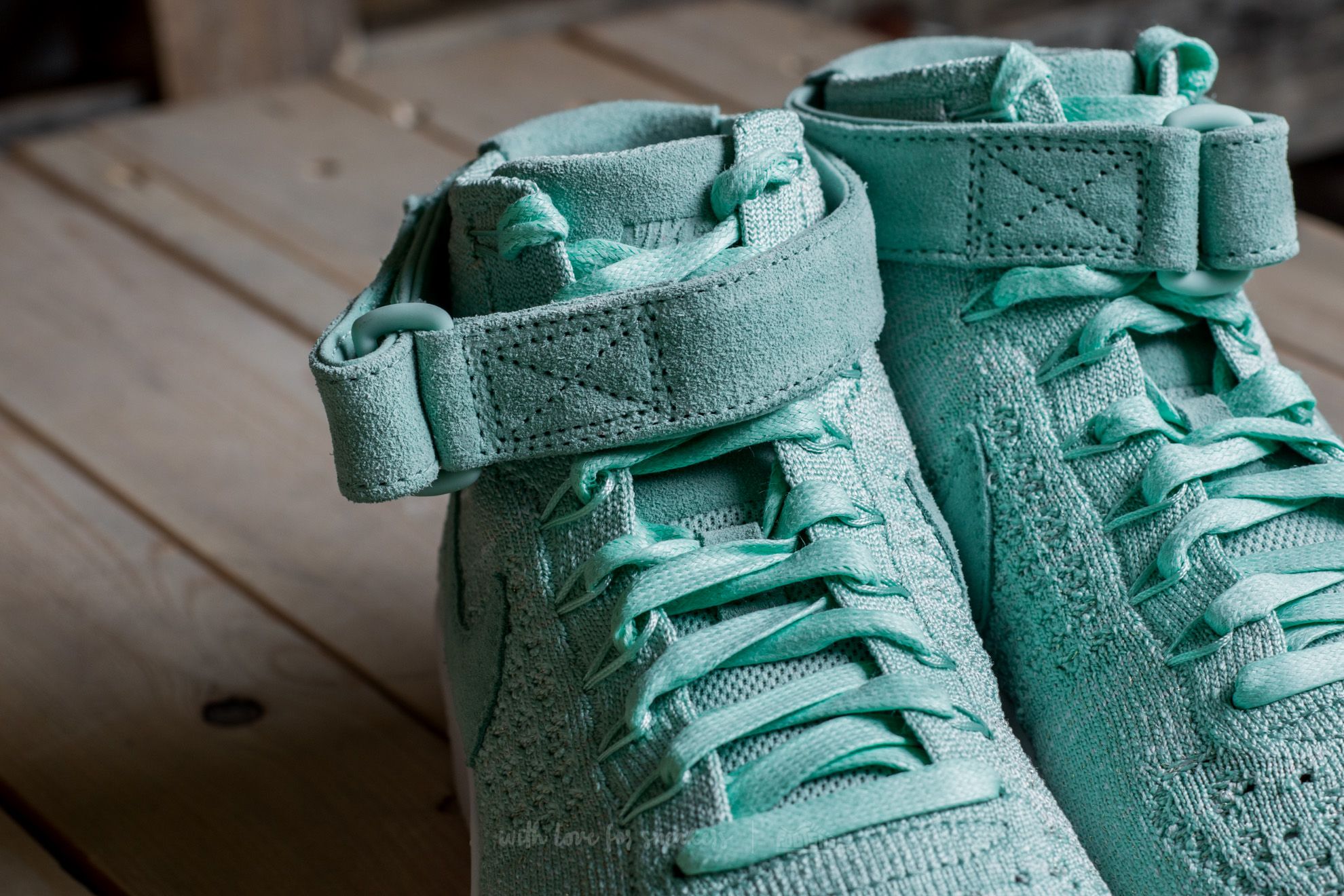 Nike flyknit green sales womens