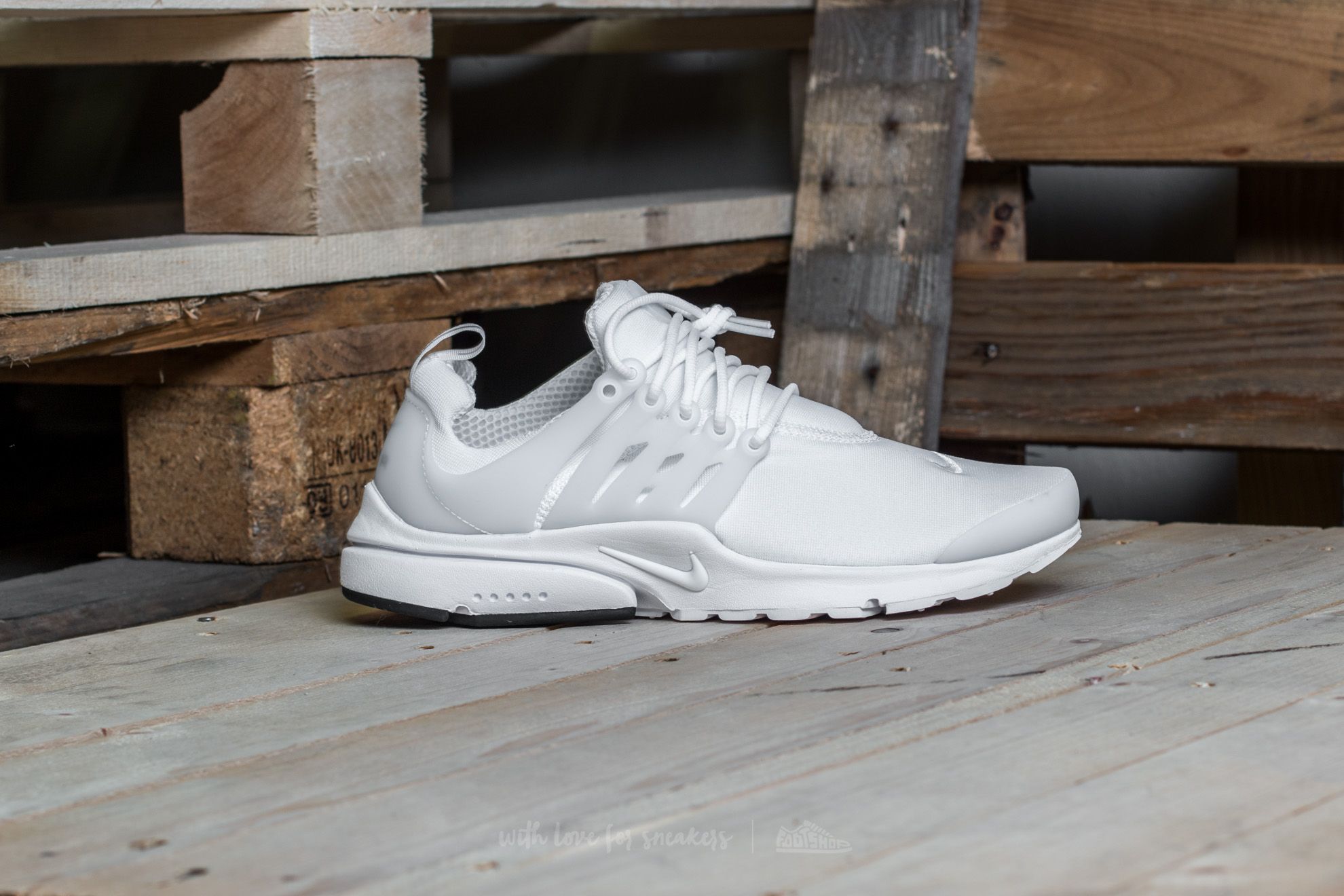 Nike air presto essential triple white best sale