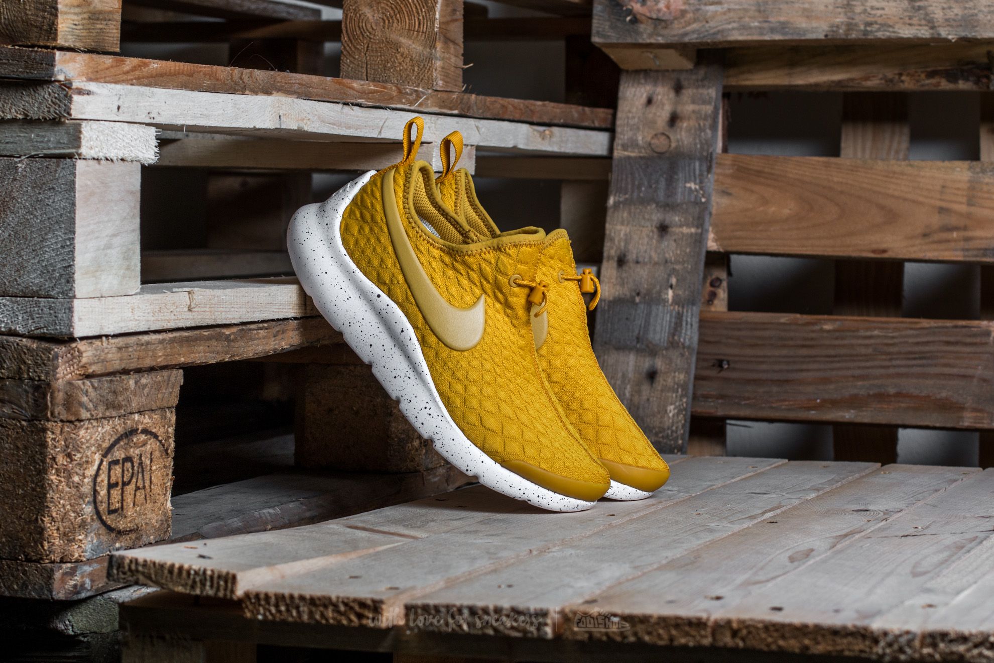 Nike gold dart clearance