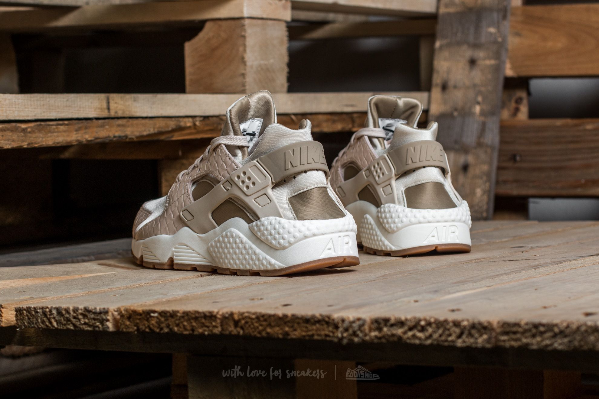Buty damskie Nike Wmns Air Huarache Run Premium Oatmeal/ Khaki-Sail