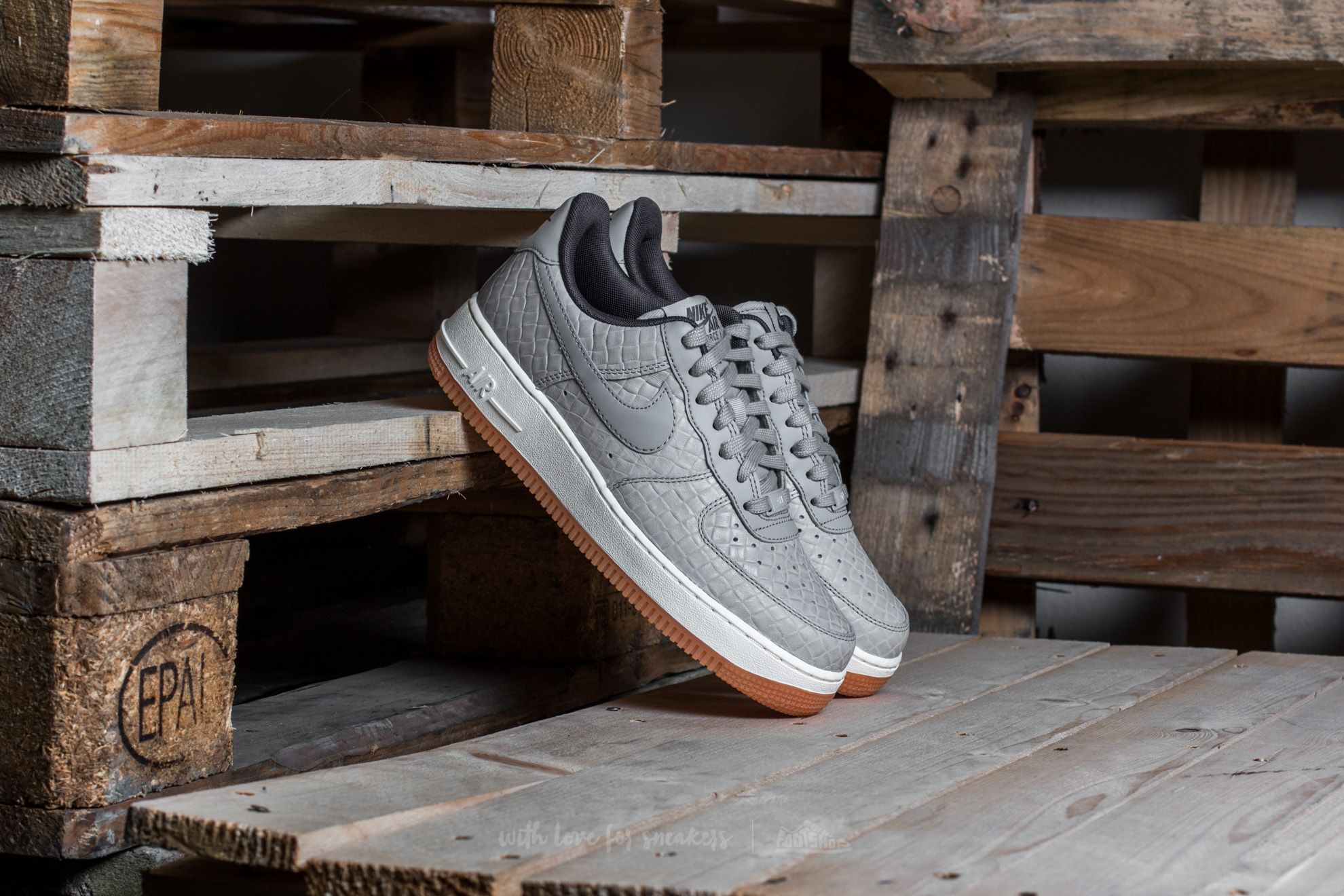 Nike Wmns Air Force 1 07 Premium