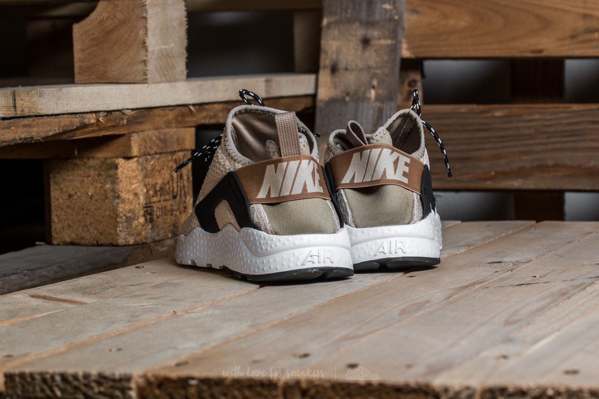 Nike huarache oatmeal top
