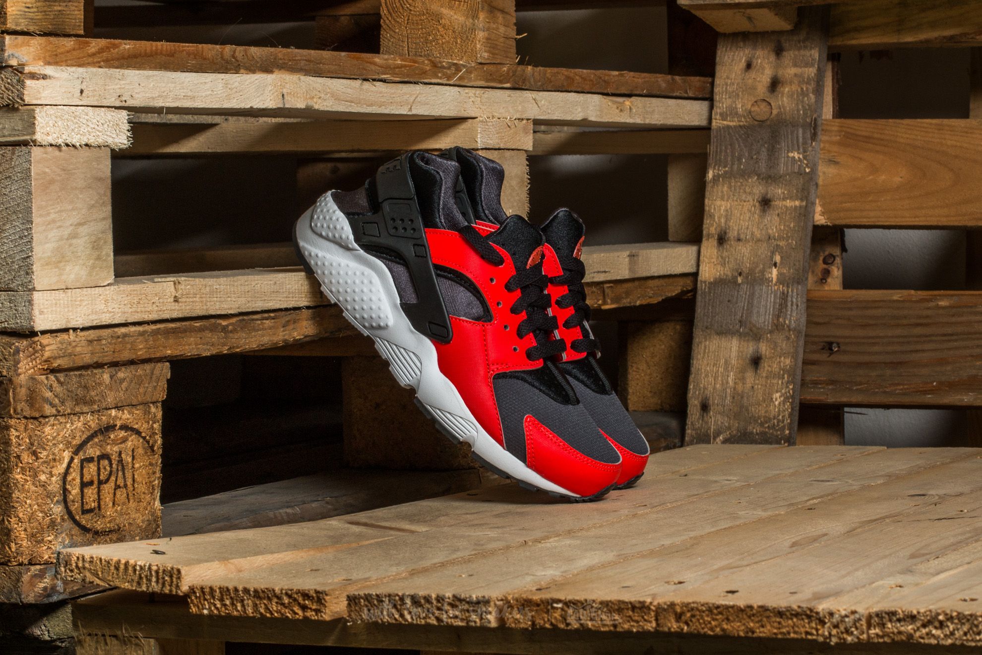 Huaraches black sales and orange