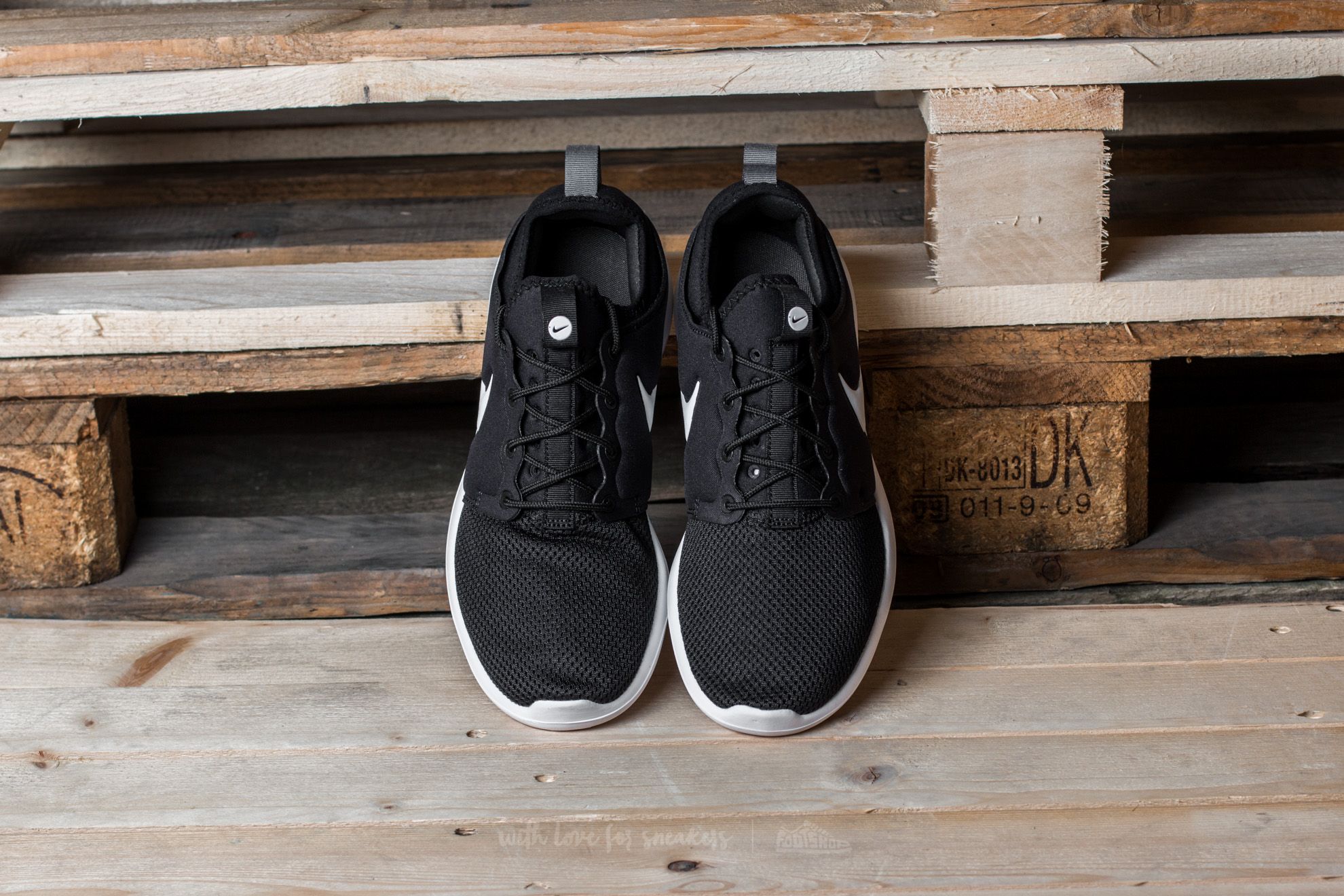 Roshe two black and white clearance
