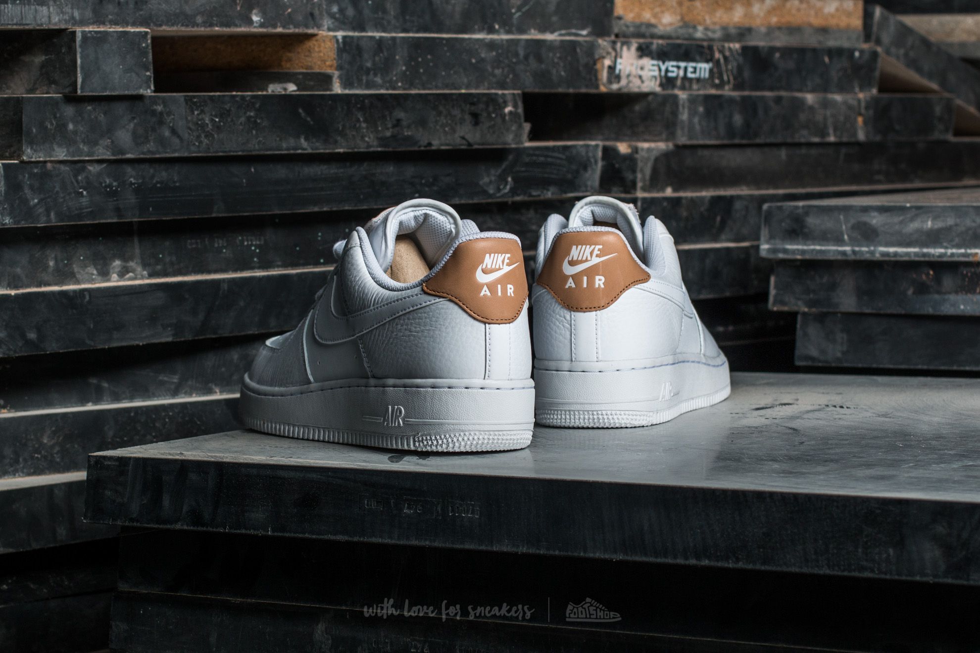 Chaussures et baskets homme Nike Air Force 1 07 LV8 White White White Vachetta Tan Footshop