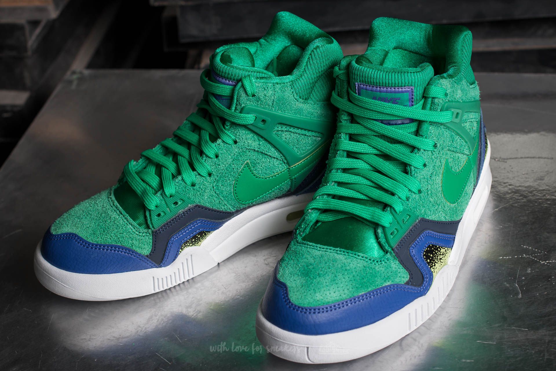 nike air tech challenge green