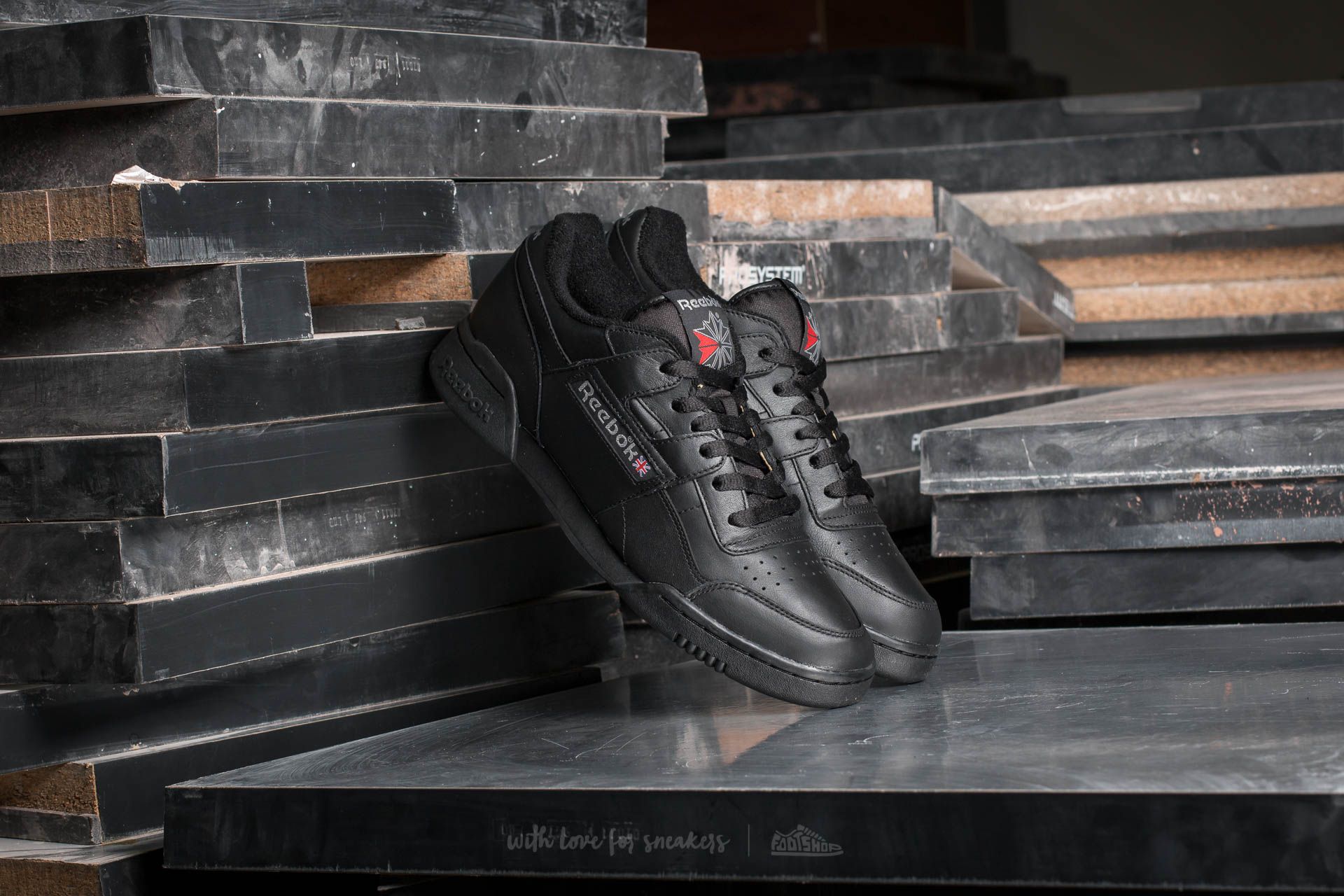 Încălțăminte și sneakerși pentru bărbați Reebok Workout Plus Vintage Black/ Carbon/ Classic Red