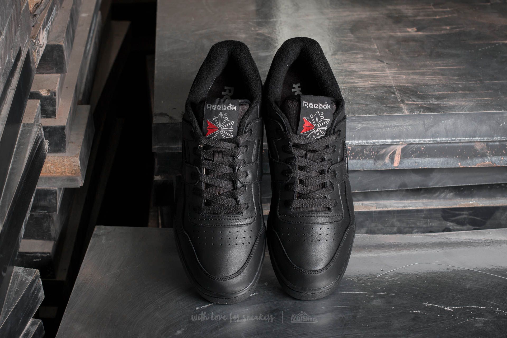 Reebok classic 2025 black red