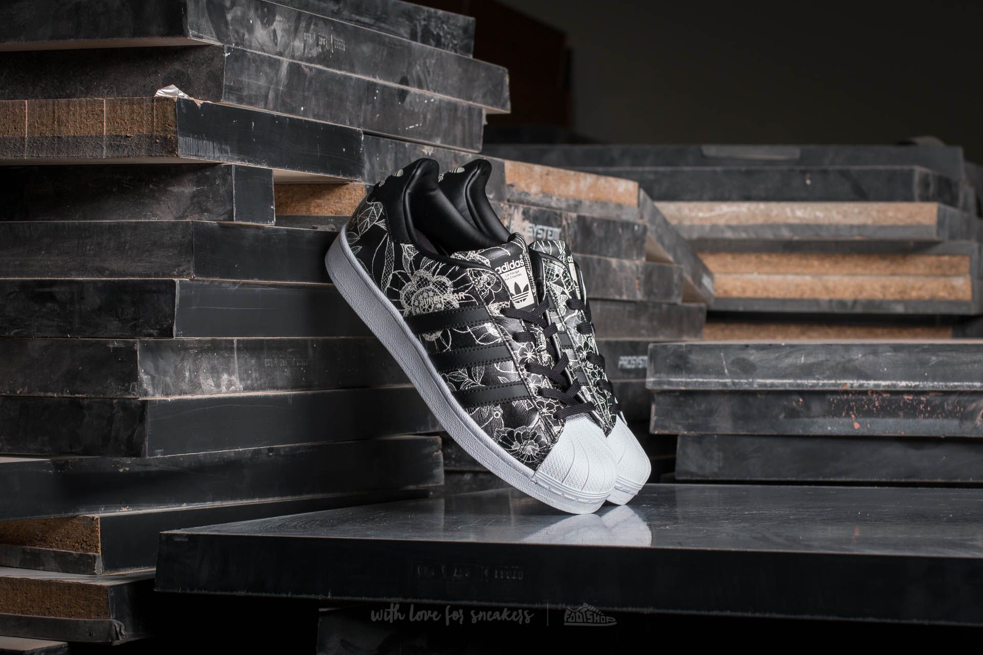 Moteriška avalynė adidas W Superstar Core Black/ Core Black/ Spray