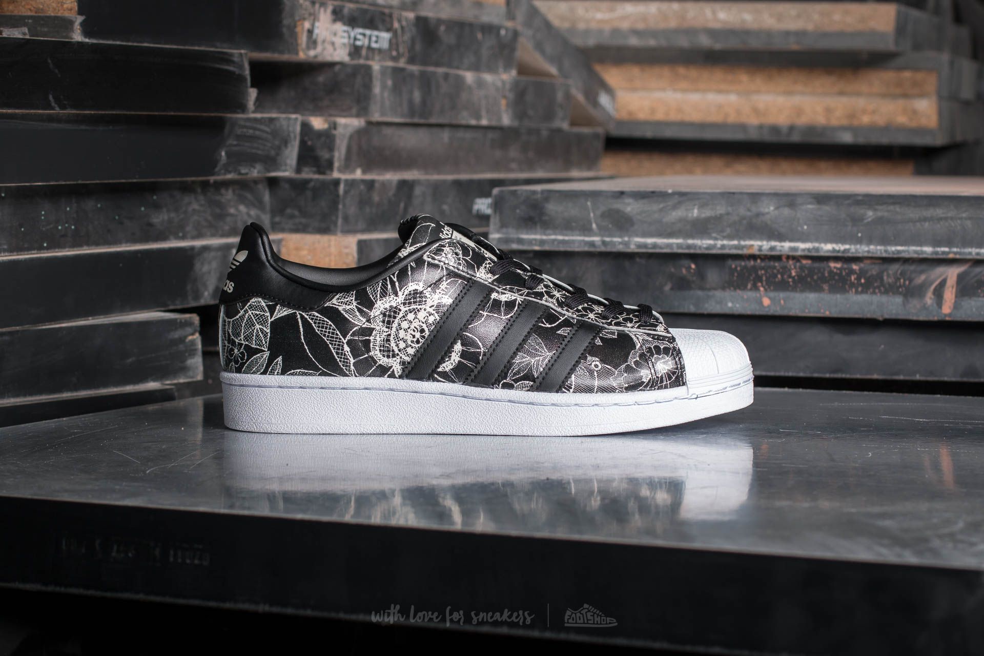 Moteriška avalynė adidas W Superstar Core Black/ Core Black/ Spray