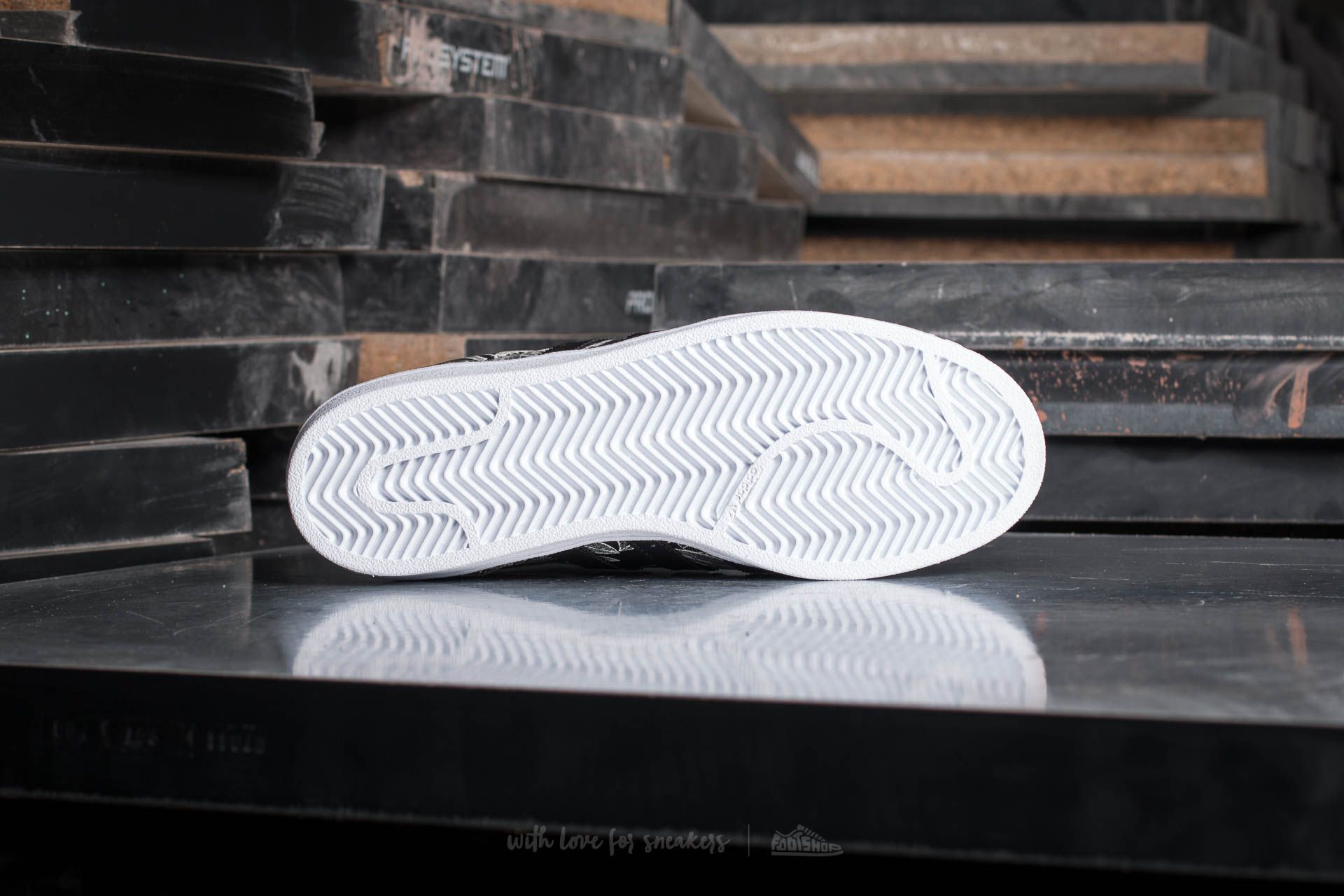 Moteriška avalynė adidas W Superstar Core Black/ Core Black/ Spray