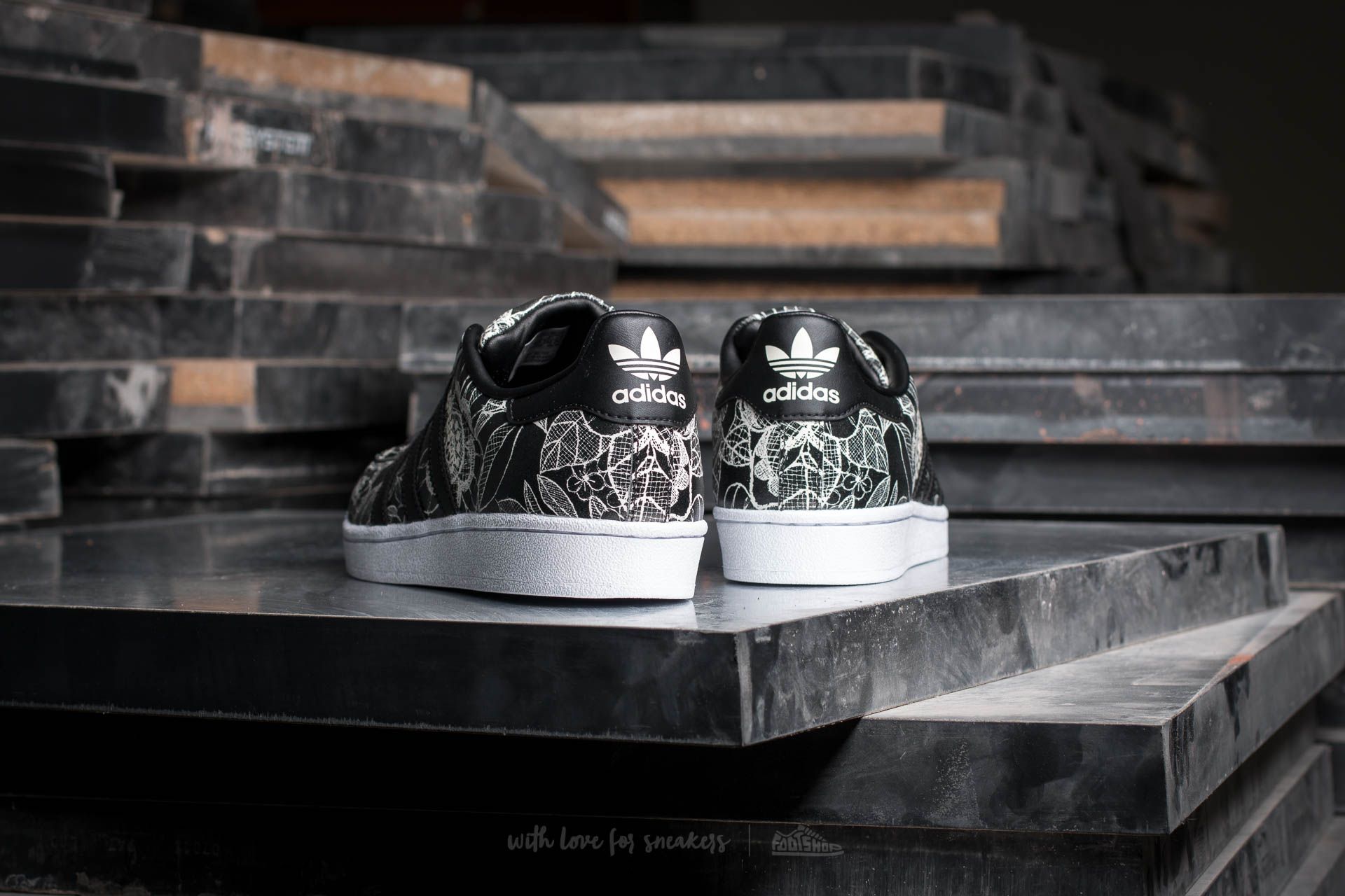 Moteriška avalynė adidas W Superstar Core Black/ Core Black/ Spray