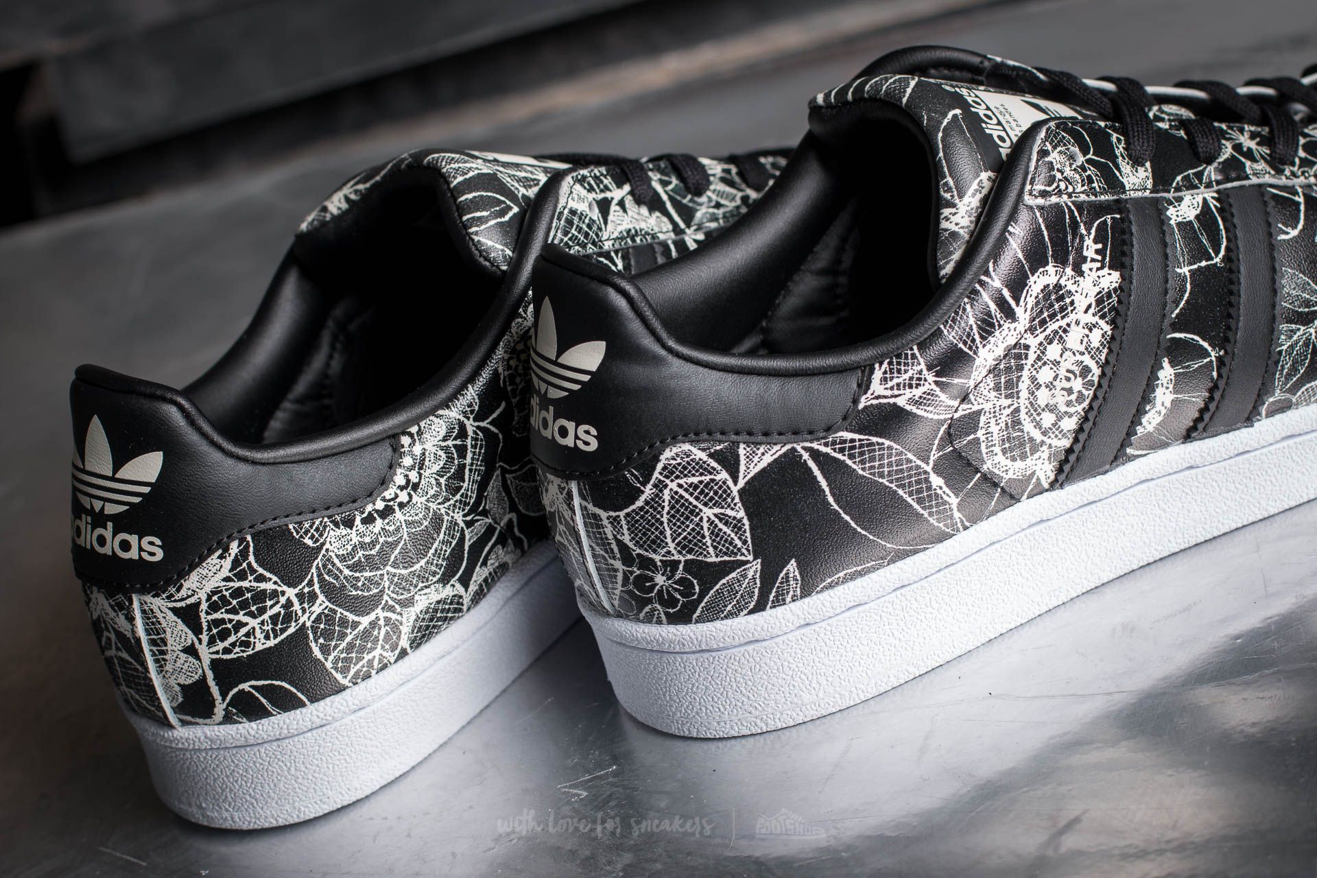 Moteriška avalynė adidas W Superstar Core Black/ Core Black/ Spray