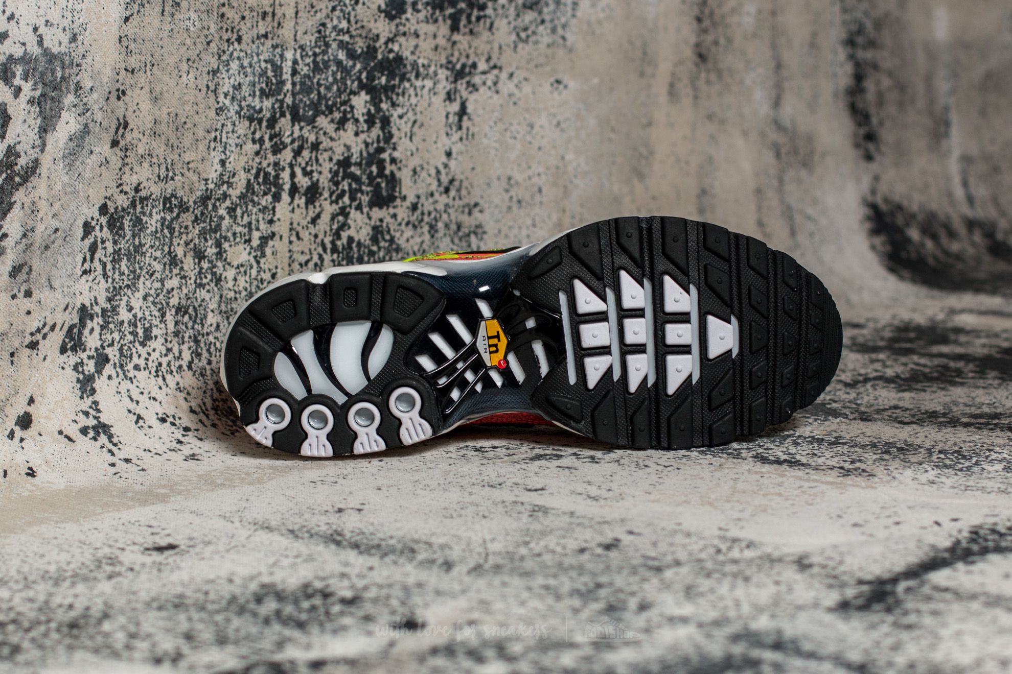 Nike air force max black volt hot punch on sale