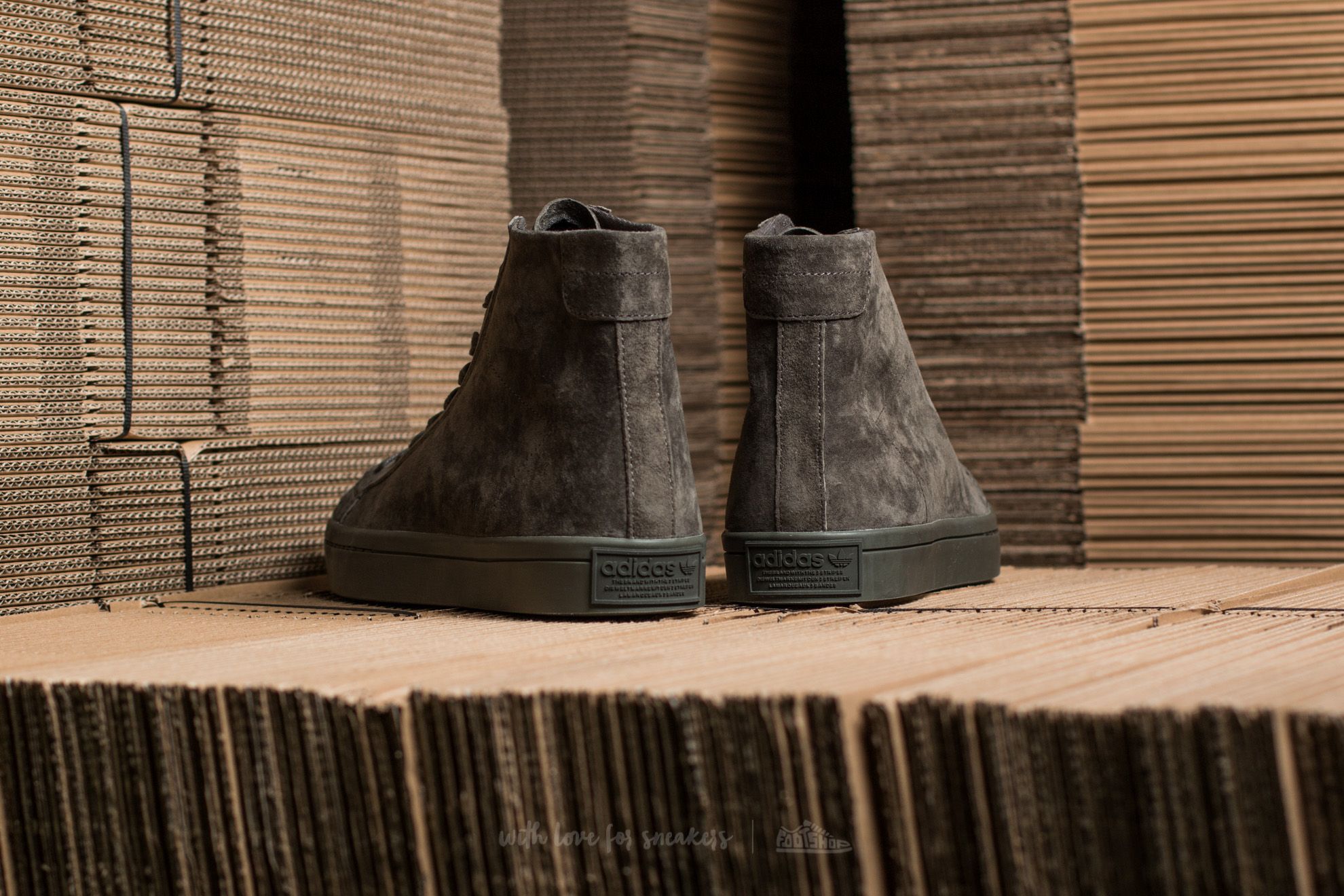 Adidas court discount vantage mid