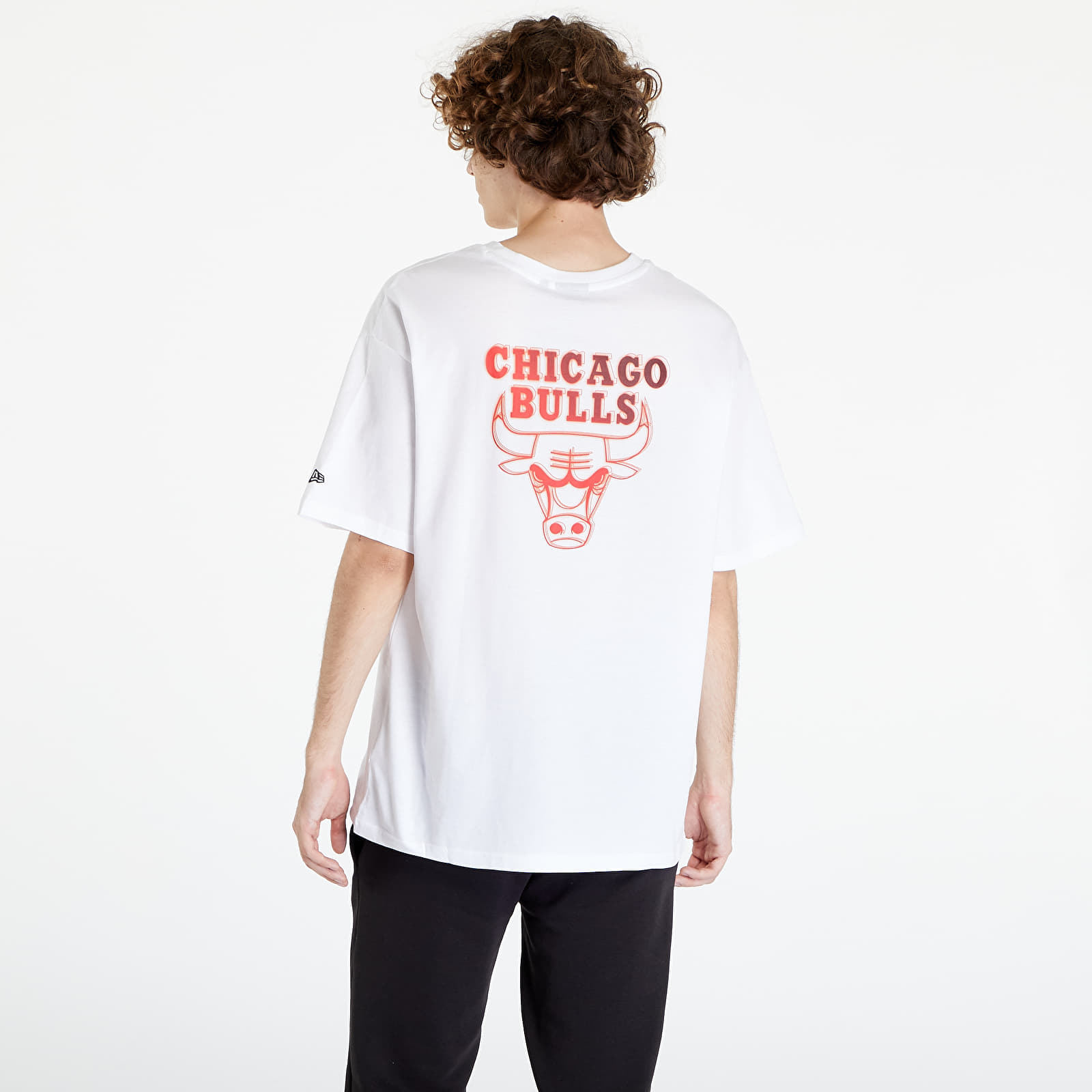 Tシャツ・カットソー New Era Neon Lighting T-Shirt Off White T-shirts New Era NBA Neon Fade Tee Chicago Bulls White/ FDR