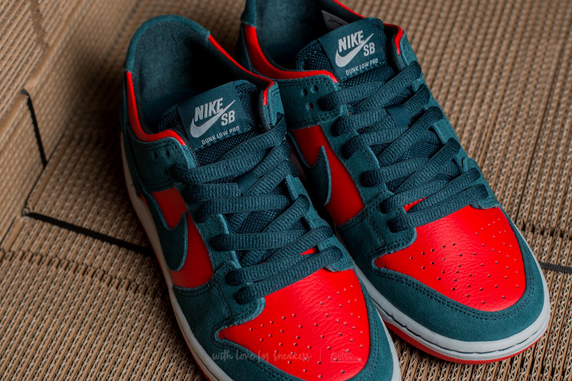 nike sb dunk low reverse shark