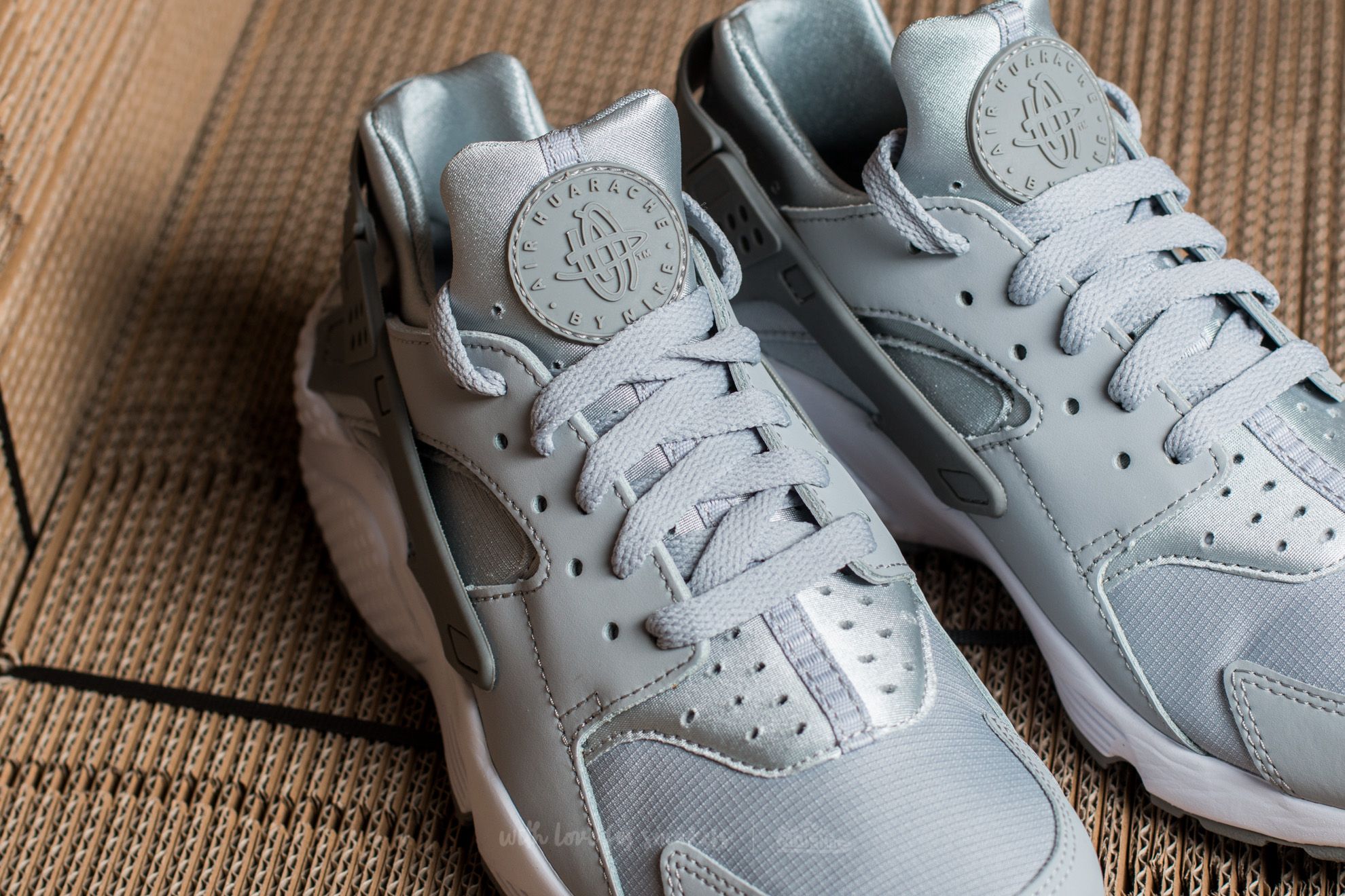 Nike huarache cheap silver grey