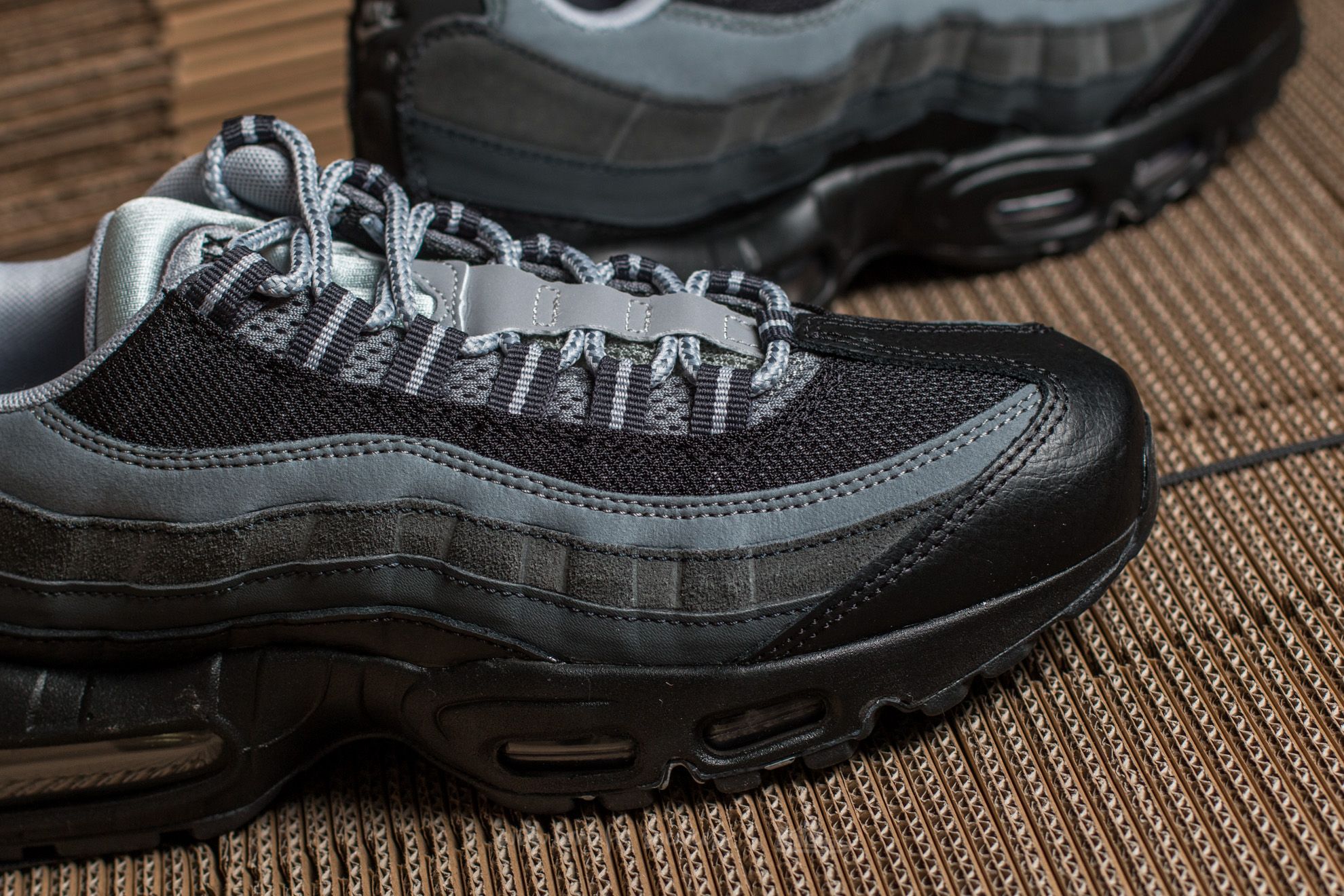 Chaussures et baskets homme Nike Air Max 95 Essential Black Wolf Grey Anthracite Footshop