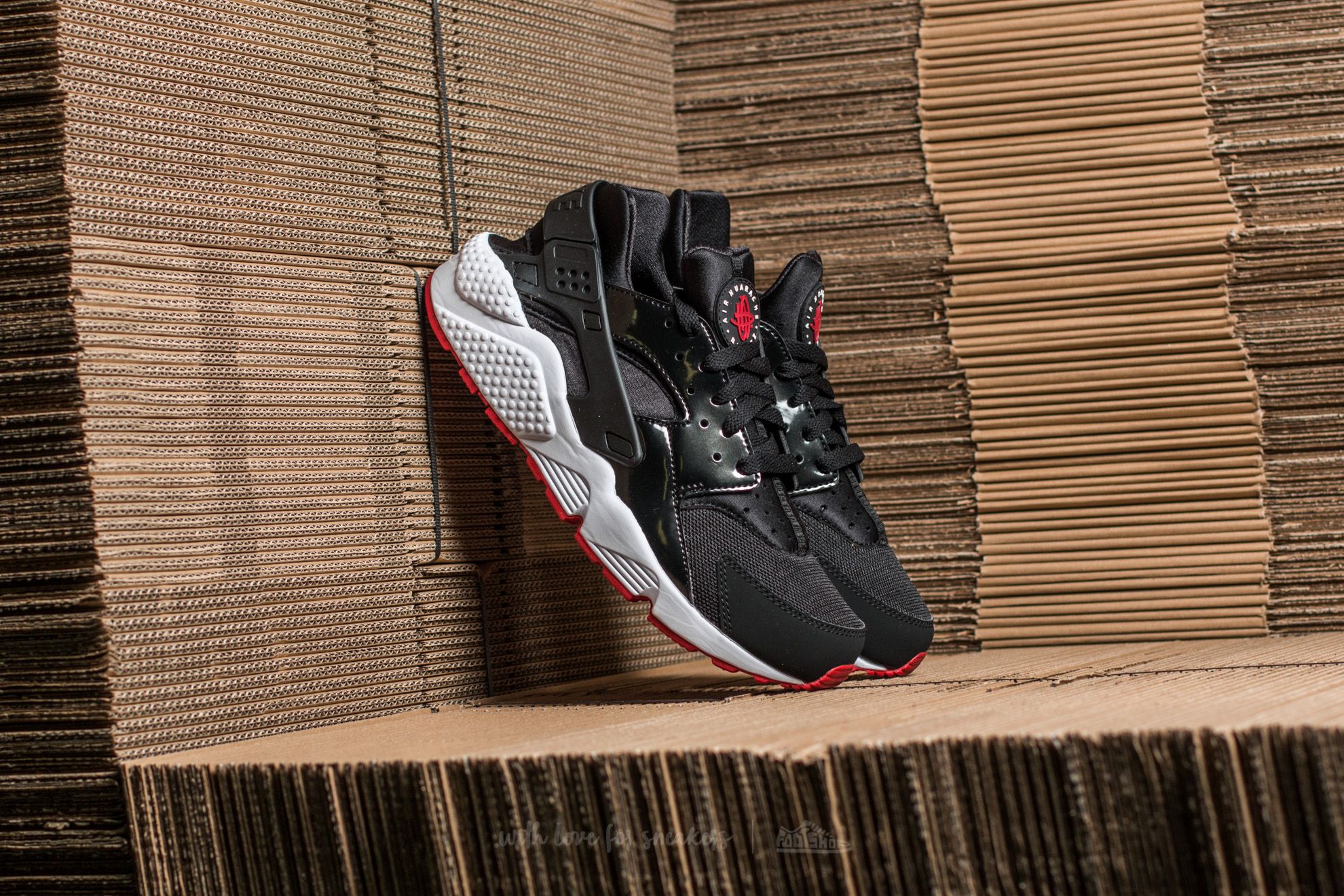 Nike air huarache red black and white sale