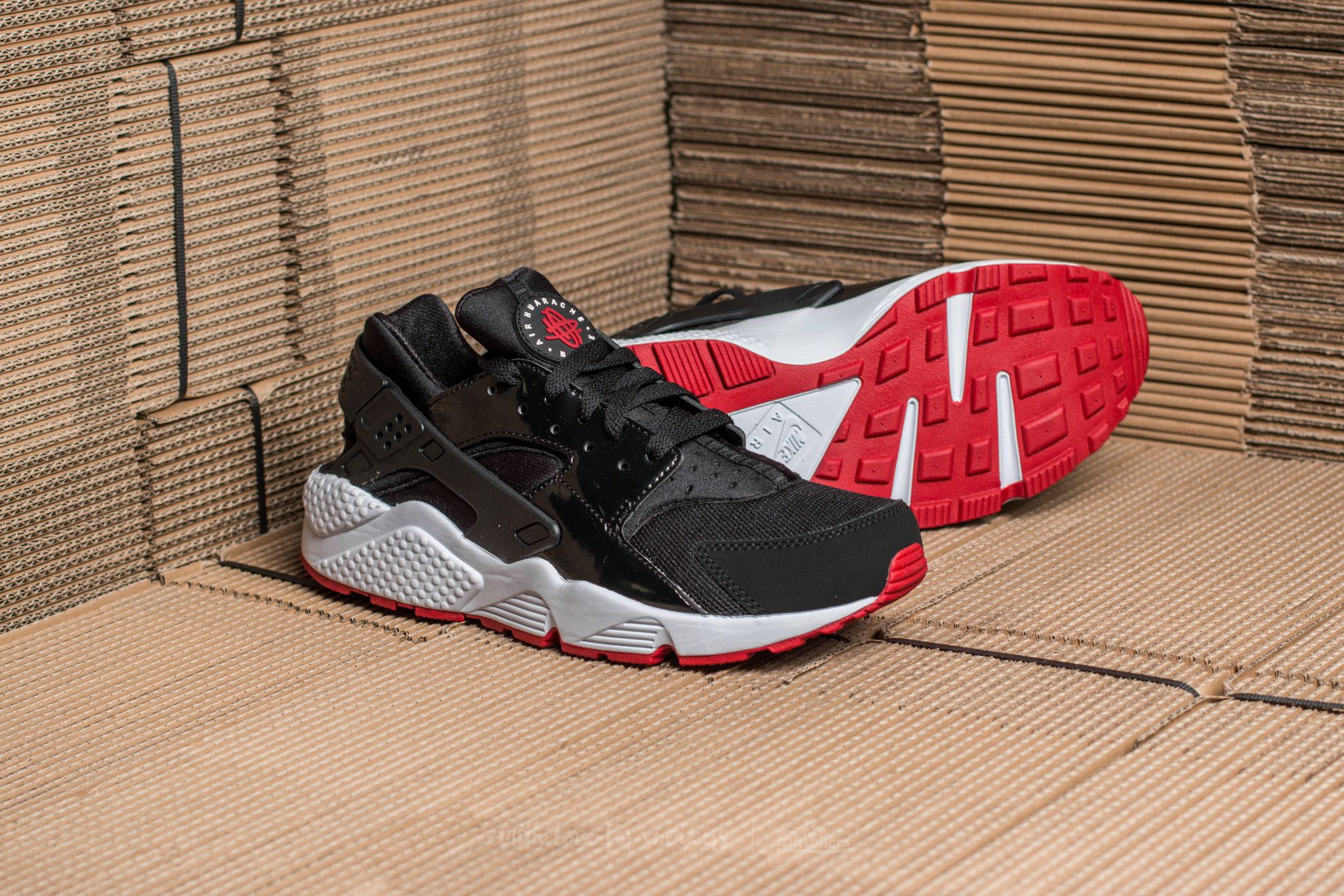 nike huarache black red