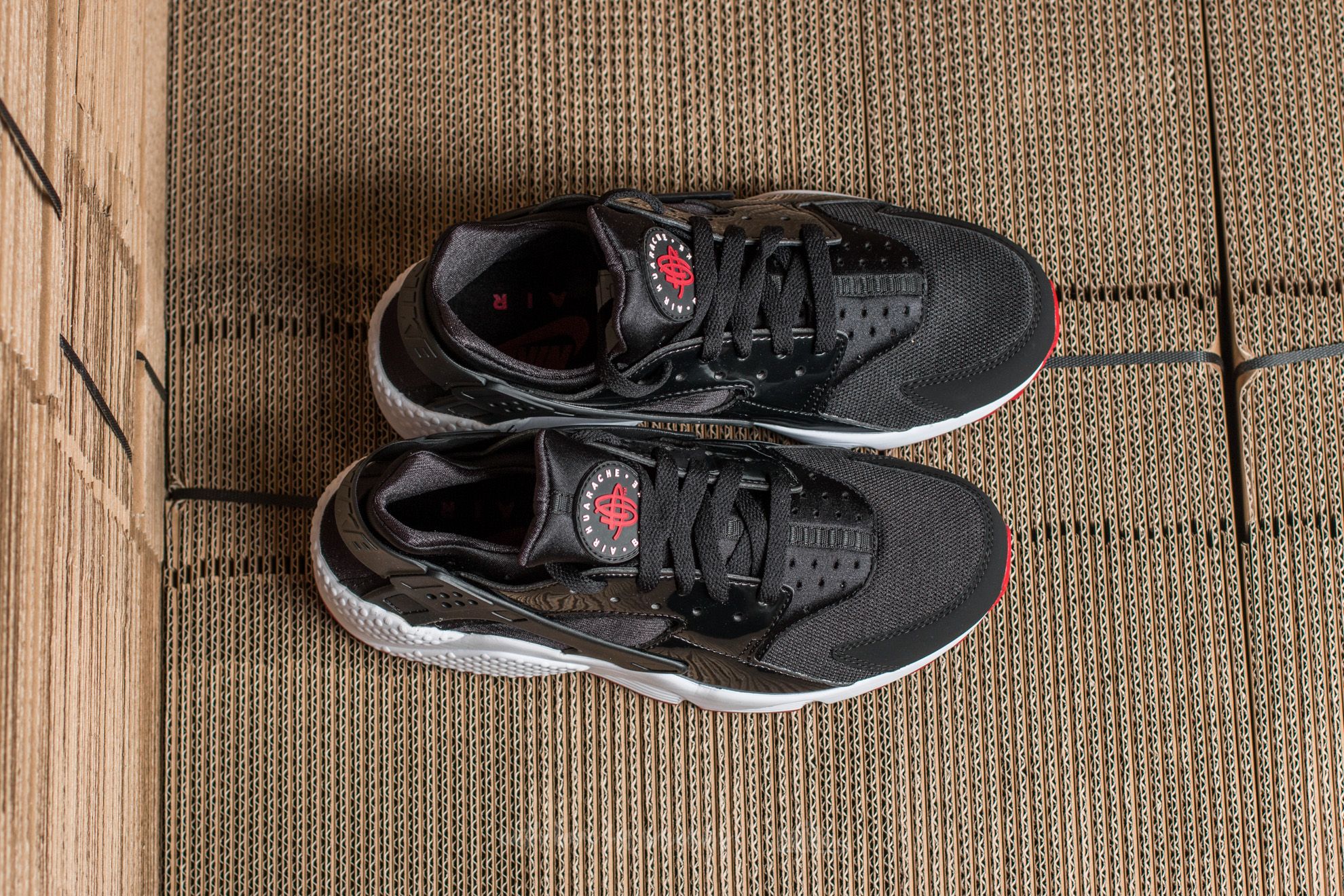 Men's shoes Nike Air Huarache Black/ Gym Red-White