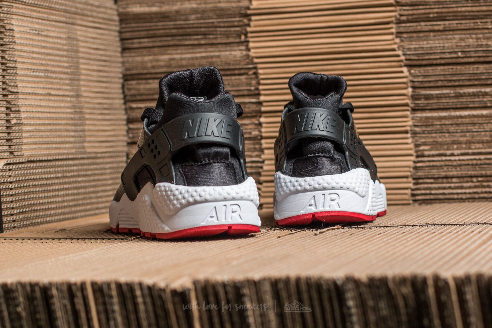 Huarache black sales red and white