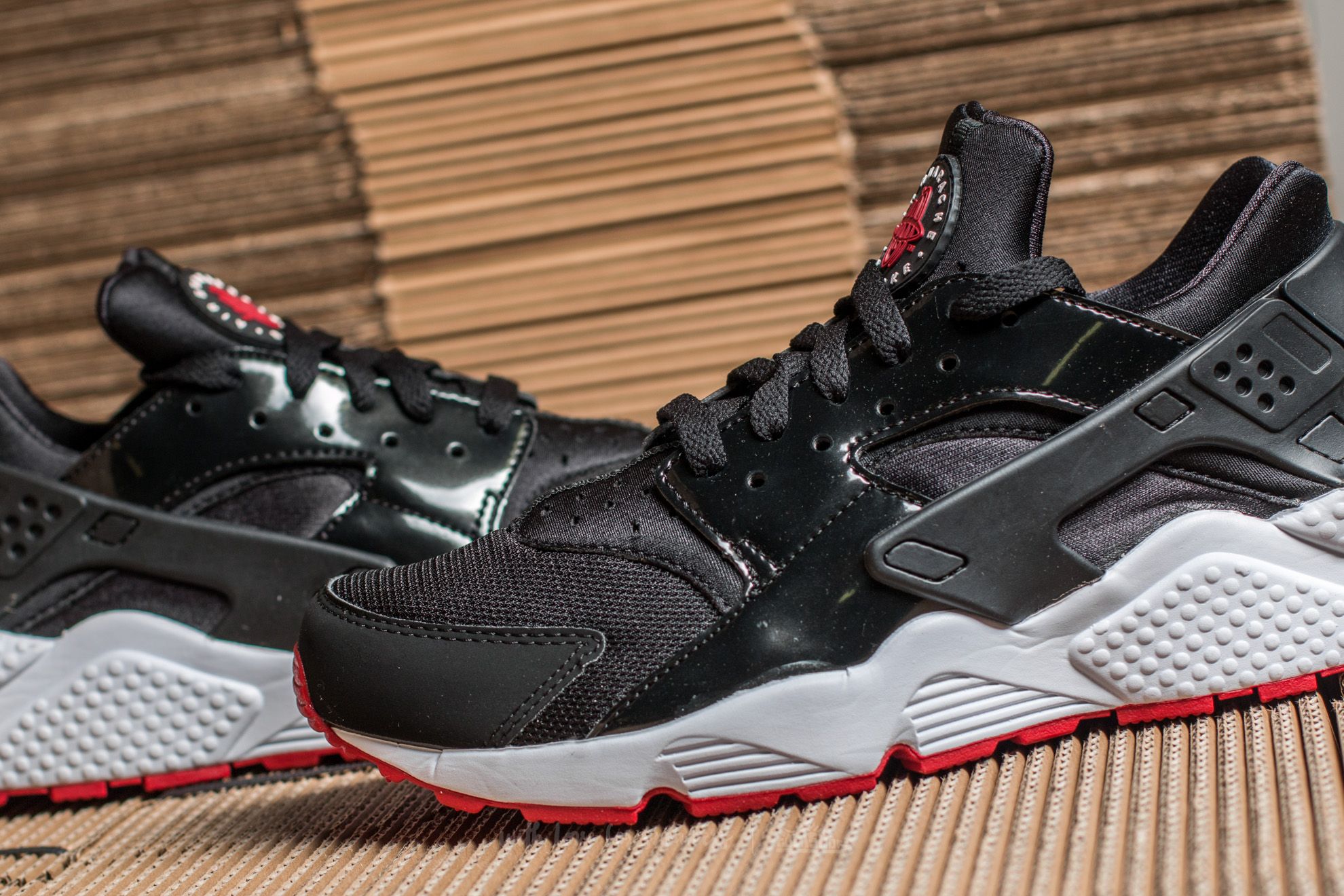 Chaussures et baskets homme Nike Air Huarache Black Gym Red White Footshop