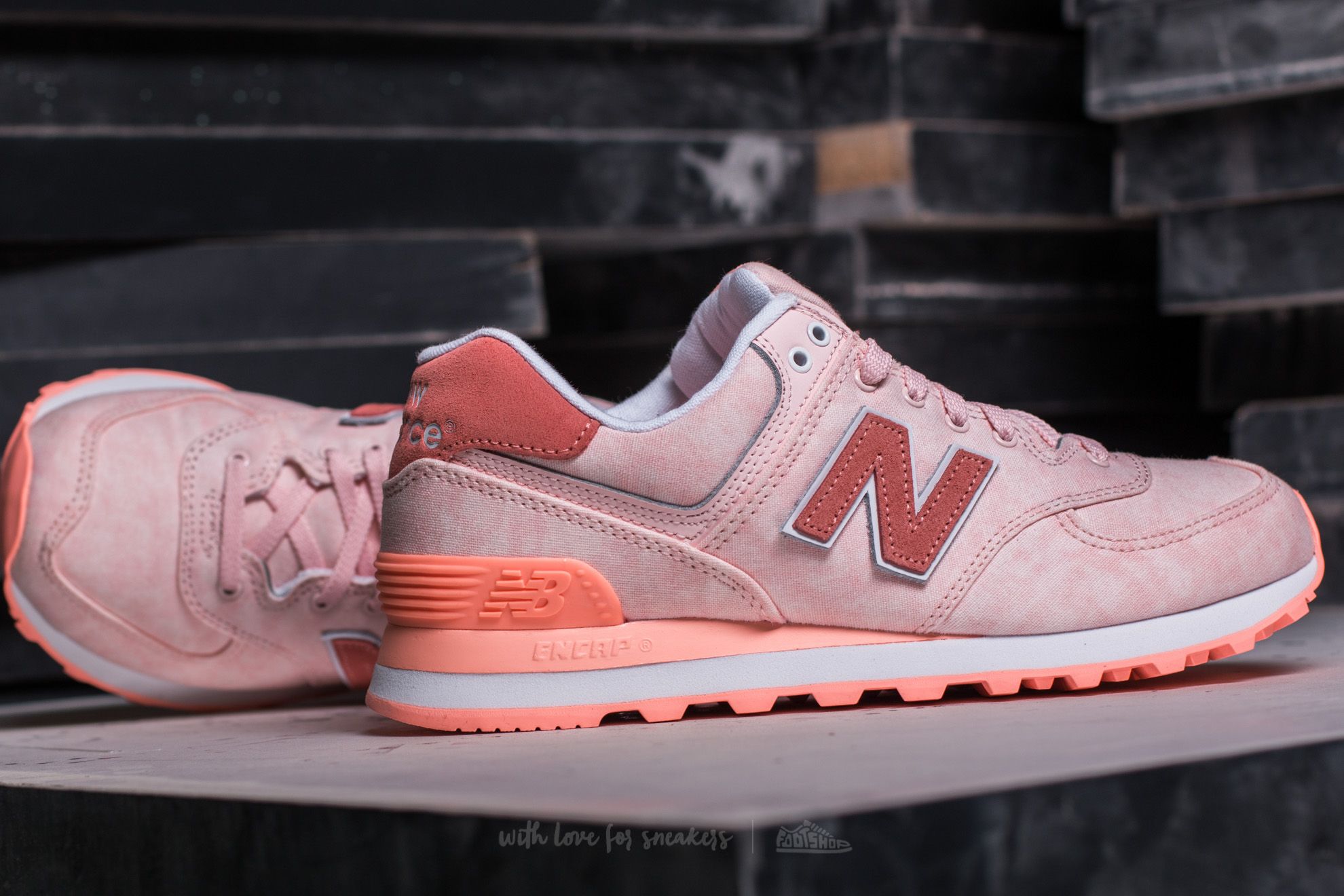 New balance hotsell 579 womens Pink