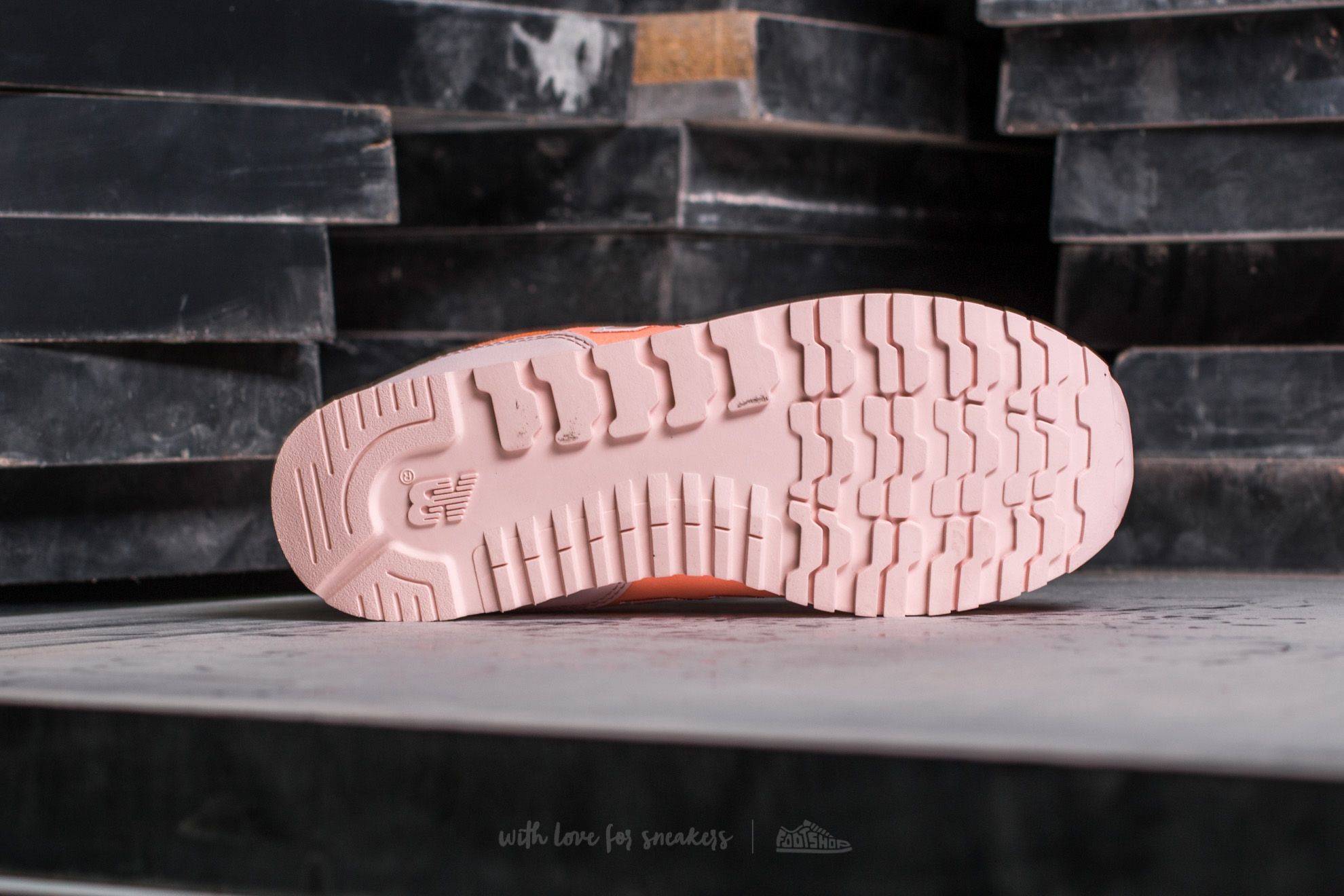 Shoes New Balance 373 Salmon