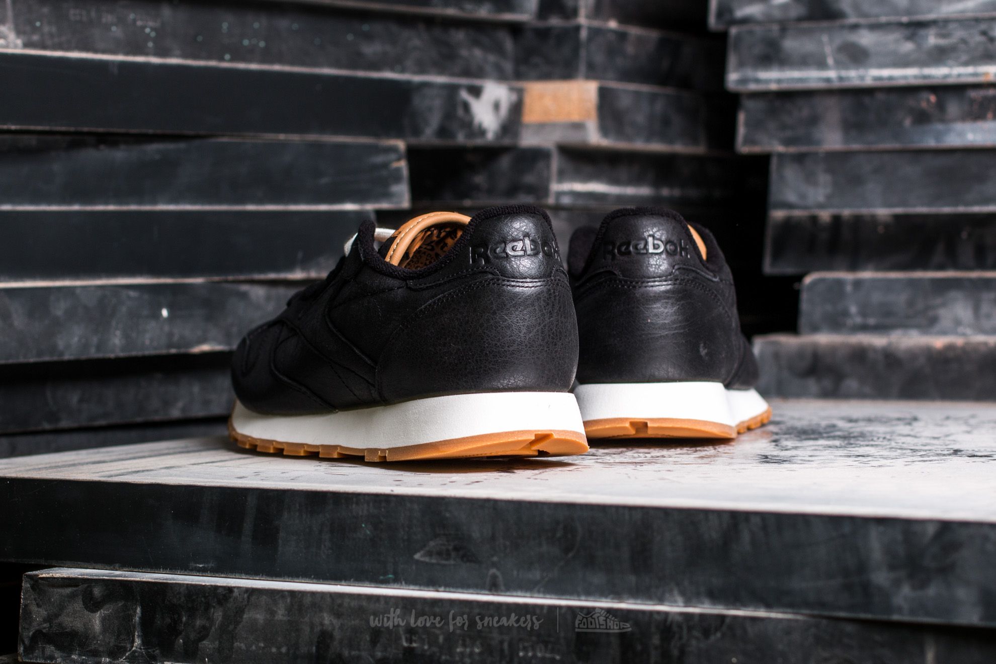 Men s shoes Reebok Classic Leather Boxing Black Chalk Golden