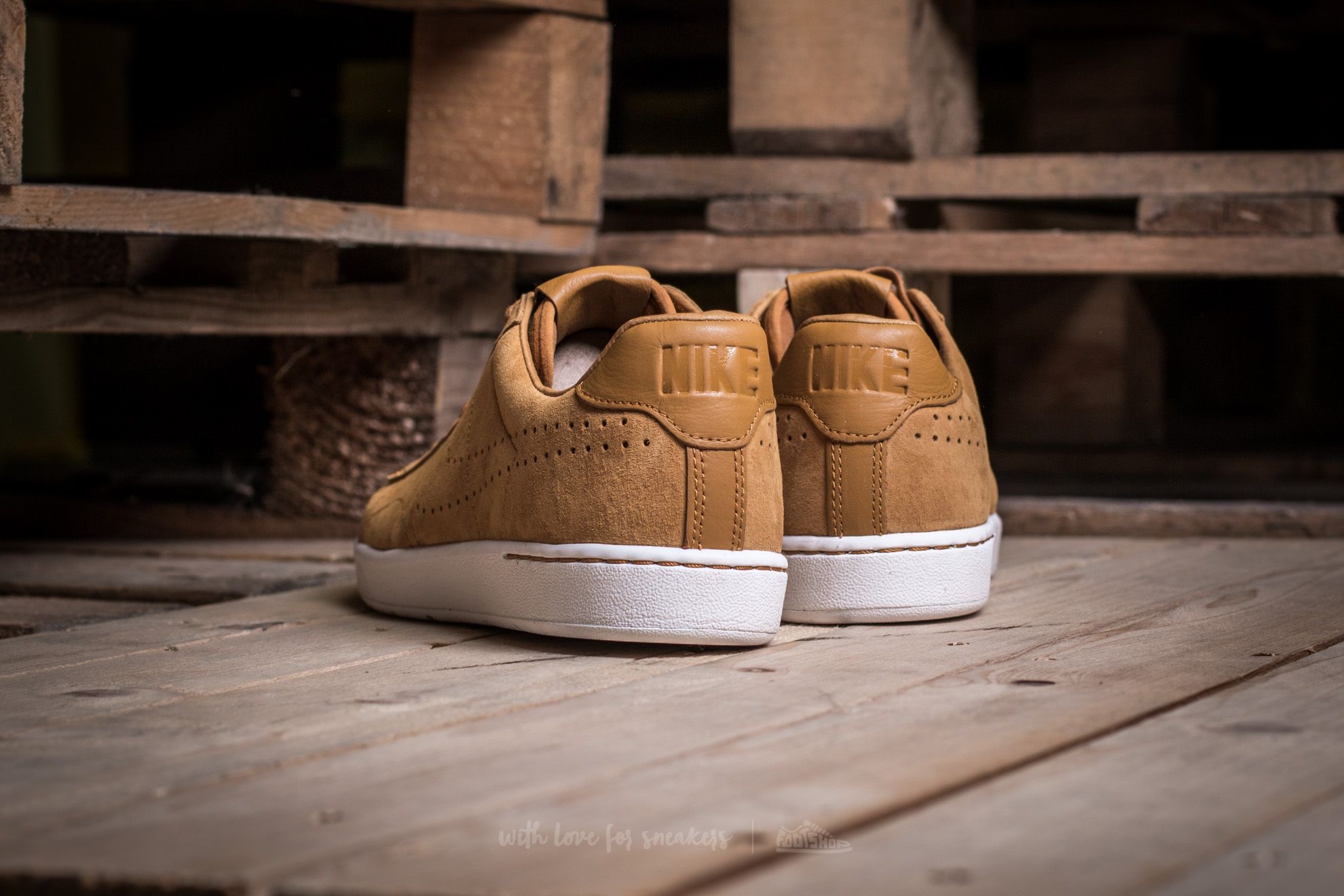 Nike tennis classic ultra dessert ocre shop