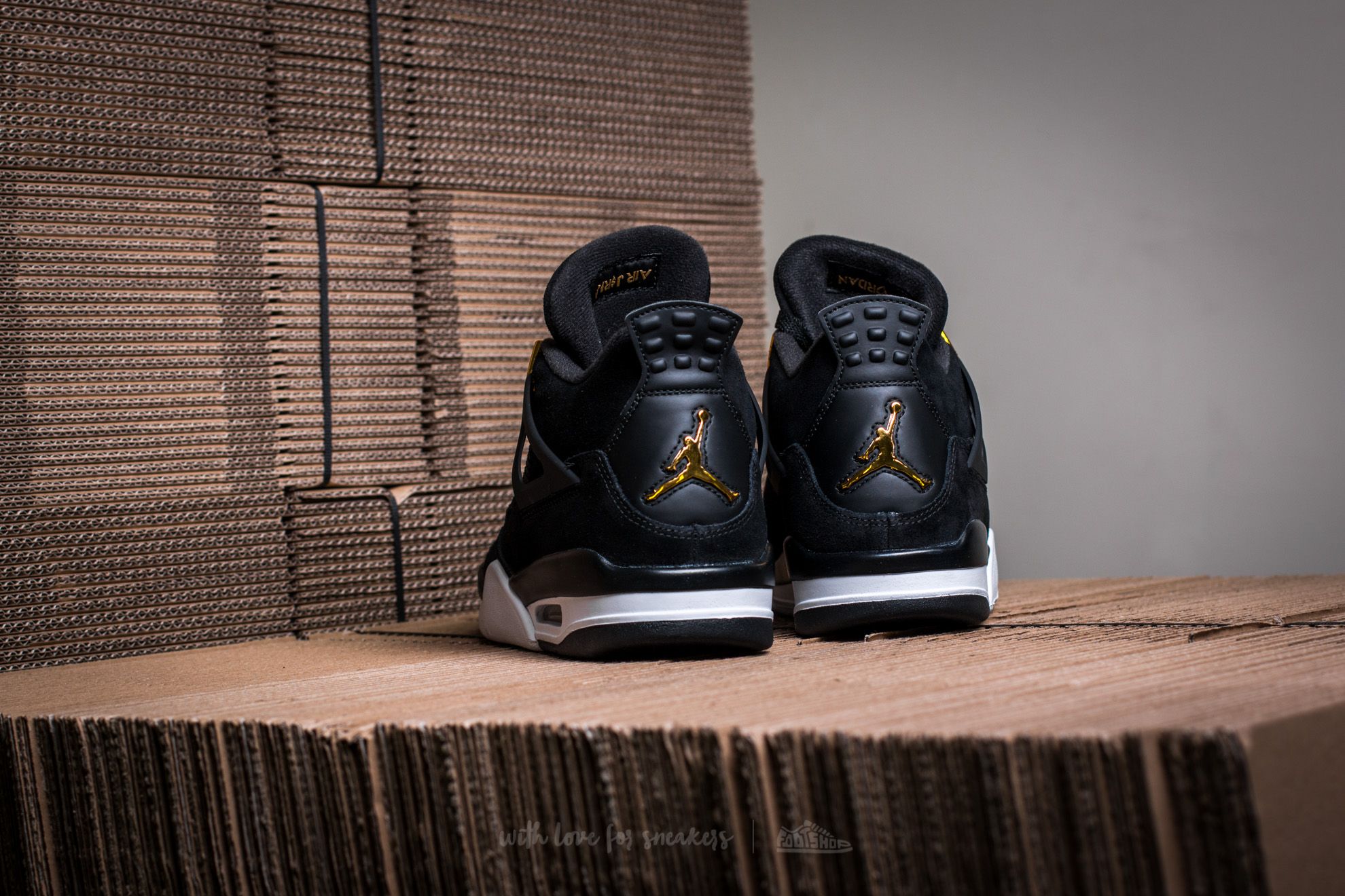 Air jordan 4 retro black best sale metallic gold