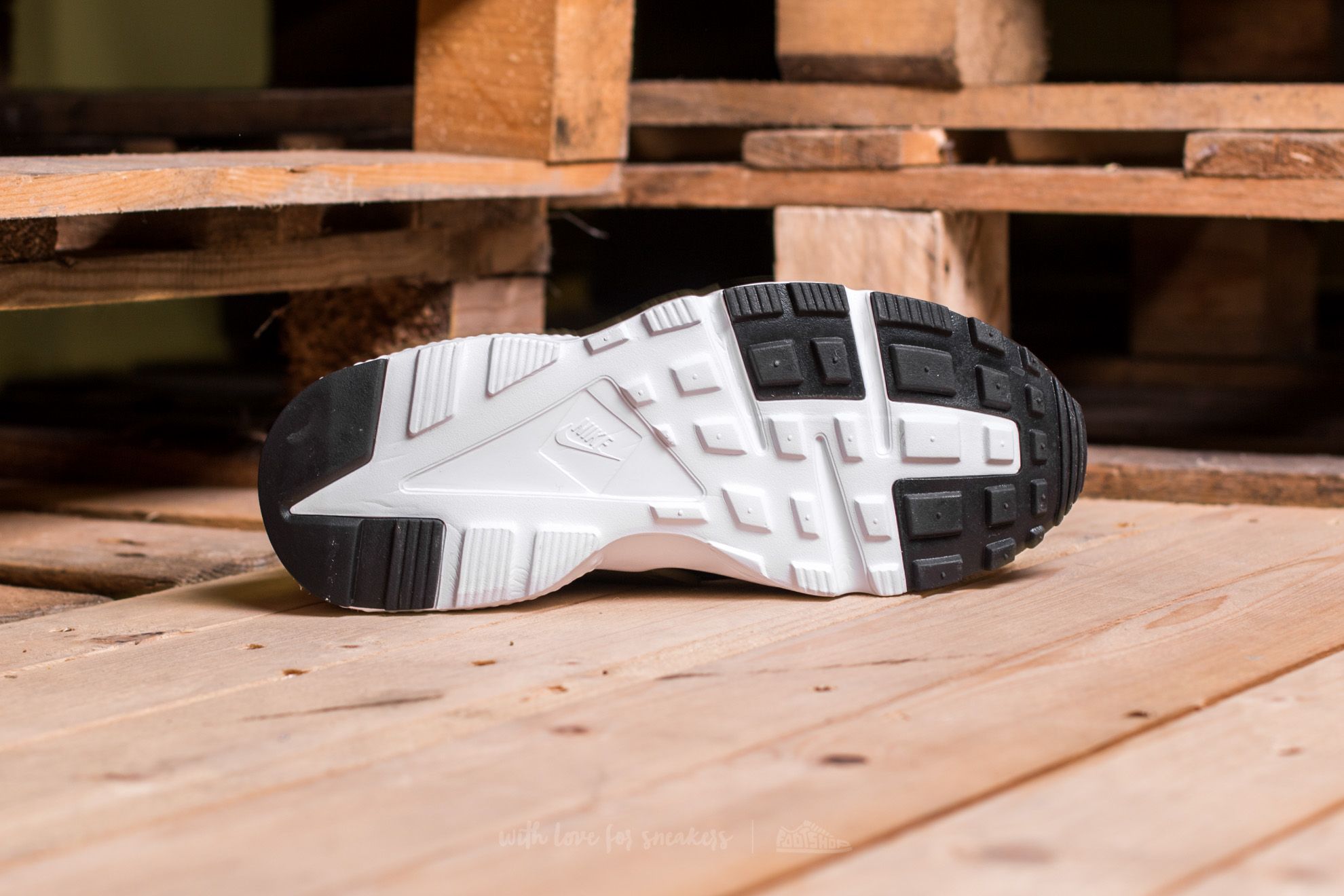 Women s shoes Nike Huarache Run GS Black Palm Green Dark Grey