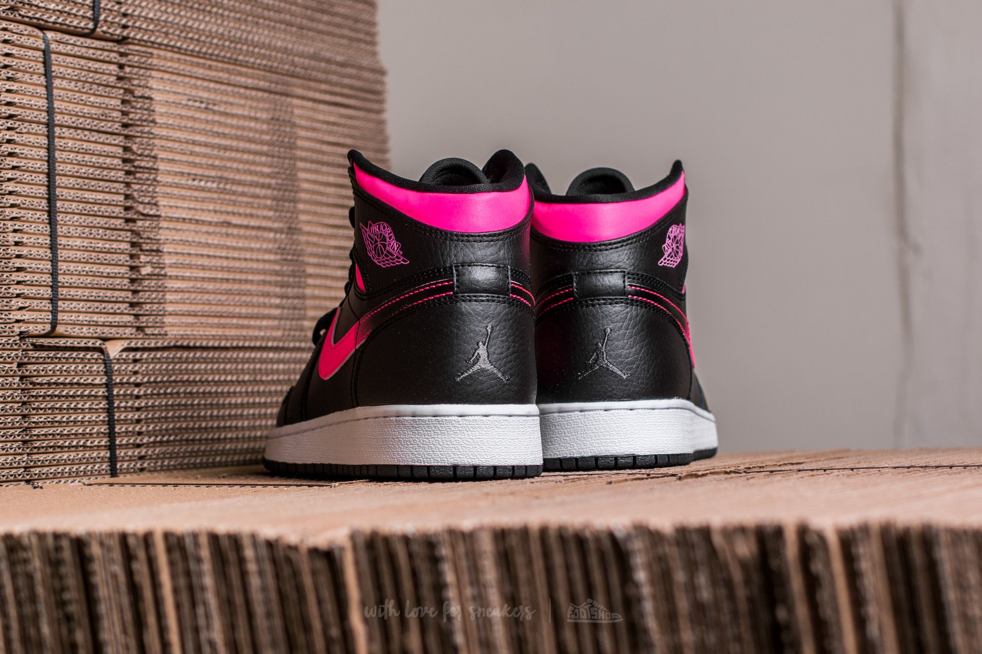 Jordan 1 retro cheap high black hyper pink