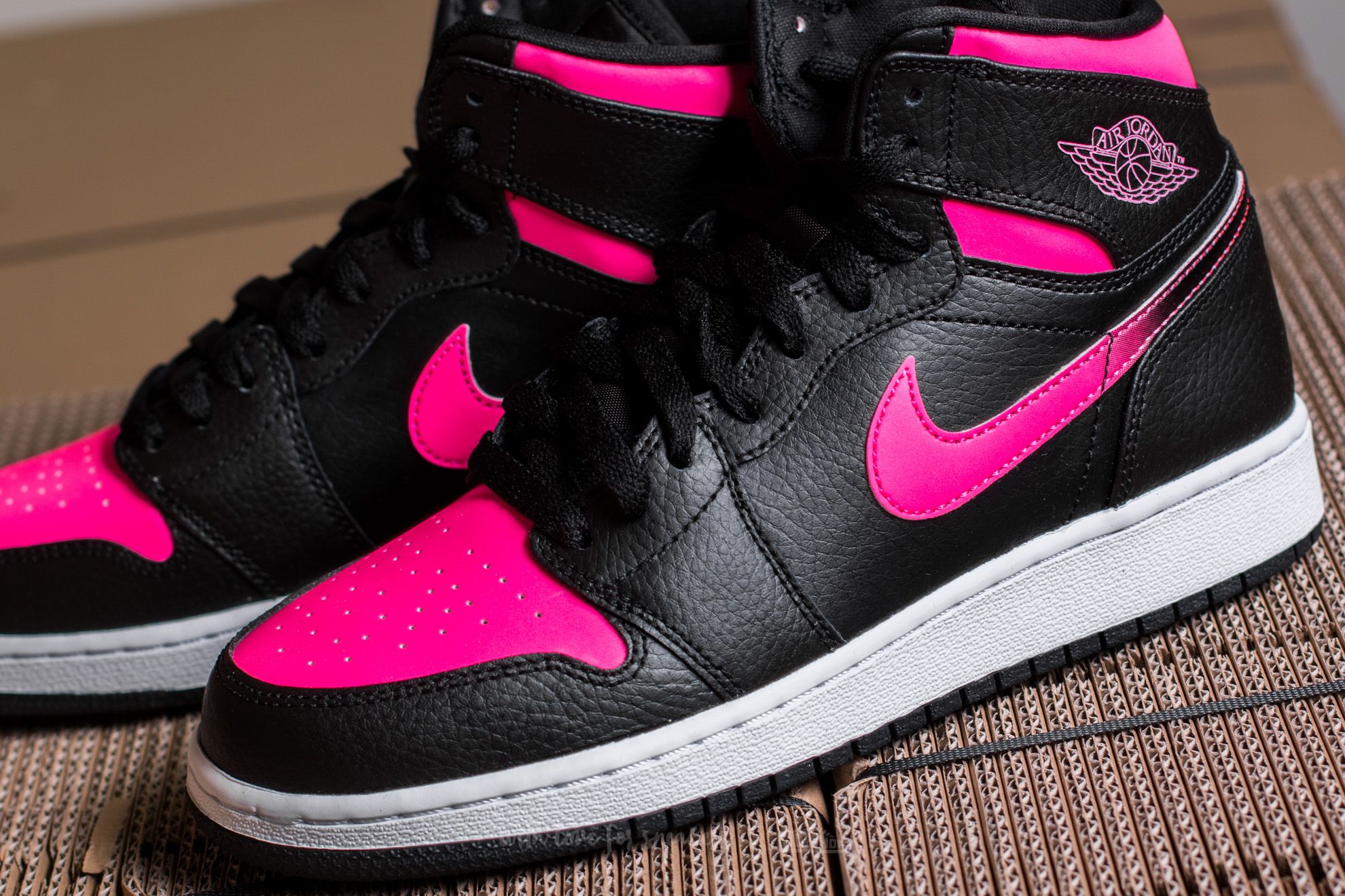 Jordan 1 retro high black hyper pink discount