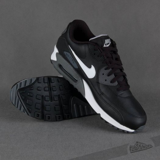 Nike 9 essential black deals