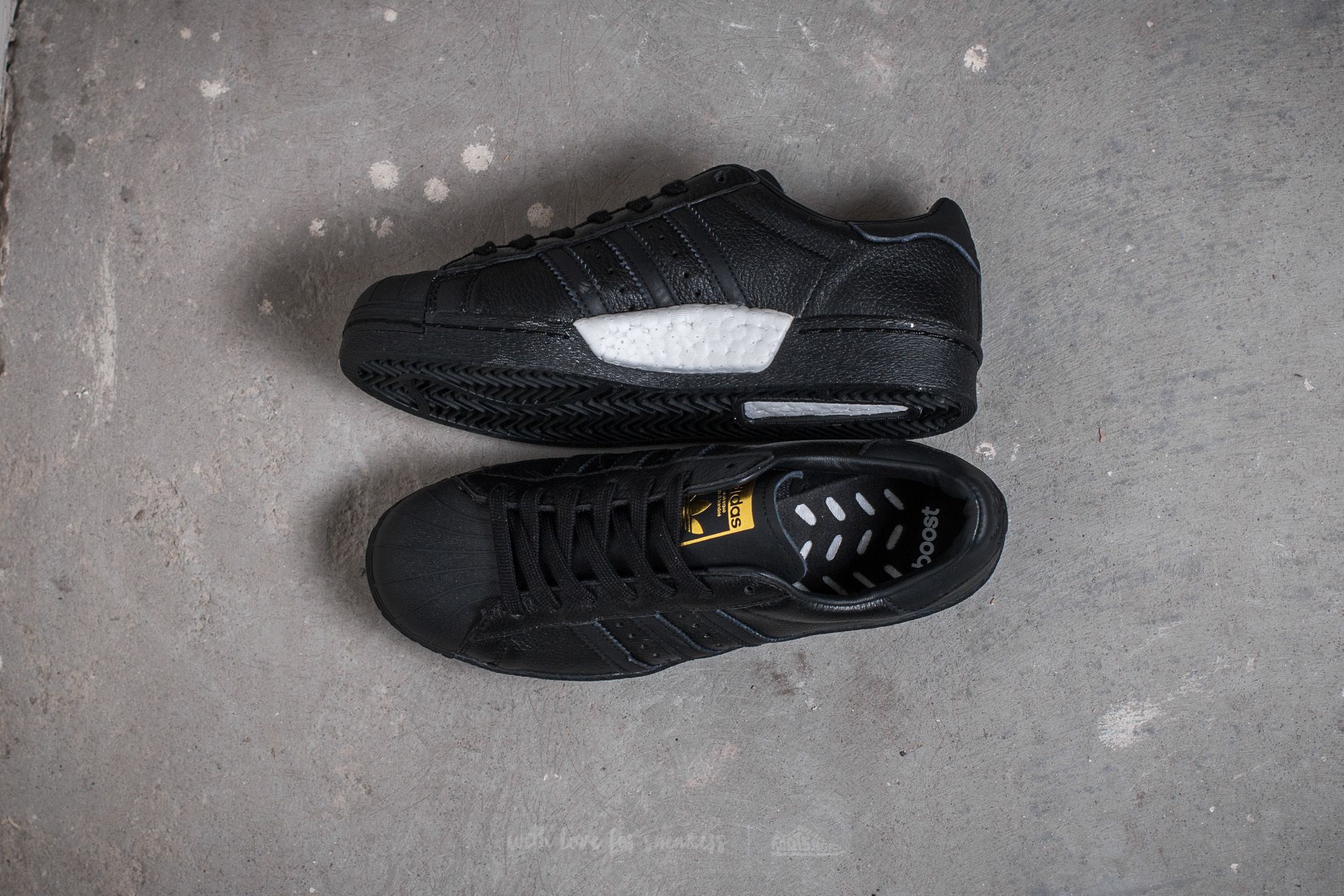 Încălțăminte și sneakerși pentru bărbați adidas Superstar BOOST Core Black/ Core Black/ Gold Metallic