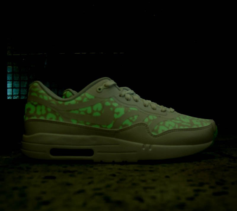 Obuwie Nike WMNS Air Max 1 Comfort Premium Tape QS