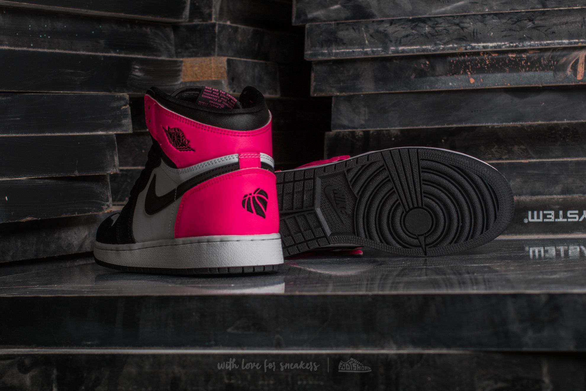 Air jordan 1 retro hotsell high og valentine's day