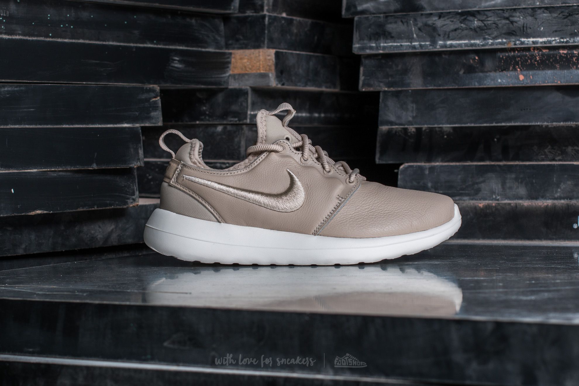 Nike Wmns Roshe Two SI