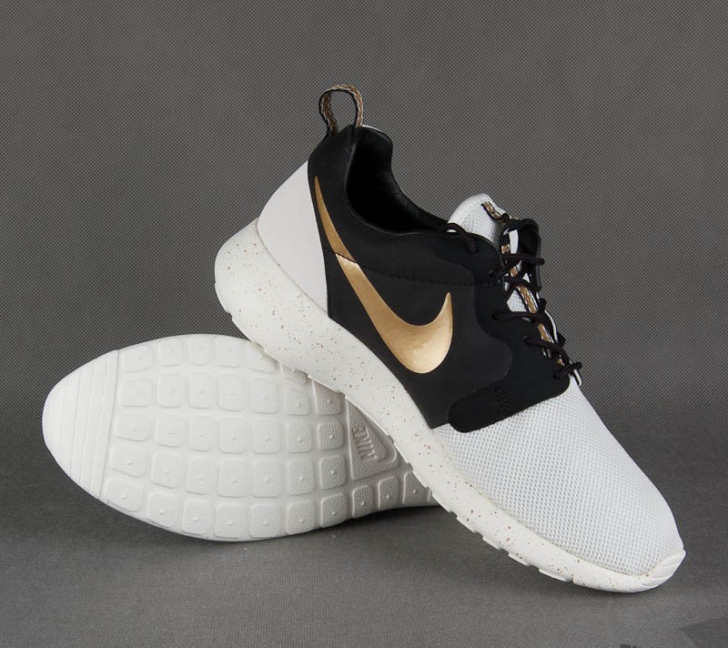 Roshe run 2025 black white gold